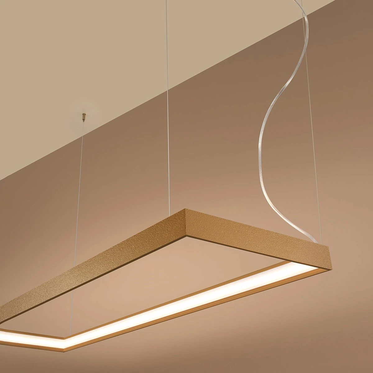 Pakabinamas šviestuvas 40W – stačiakampis, auksinis, šilta LED šviesa