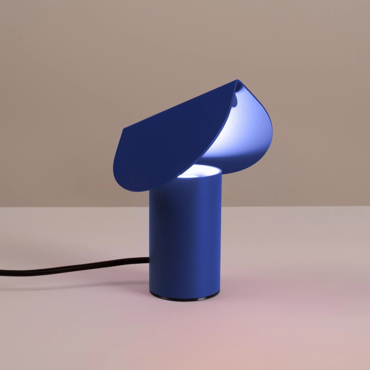 Stalinis šviestuvas 6,3W – cilindrinis, ultramarino, šiltos LED šviesos