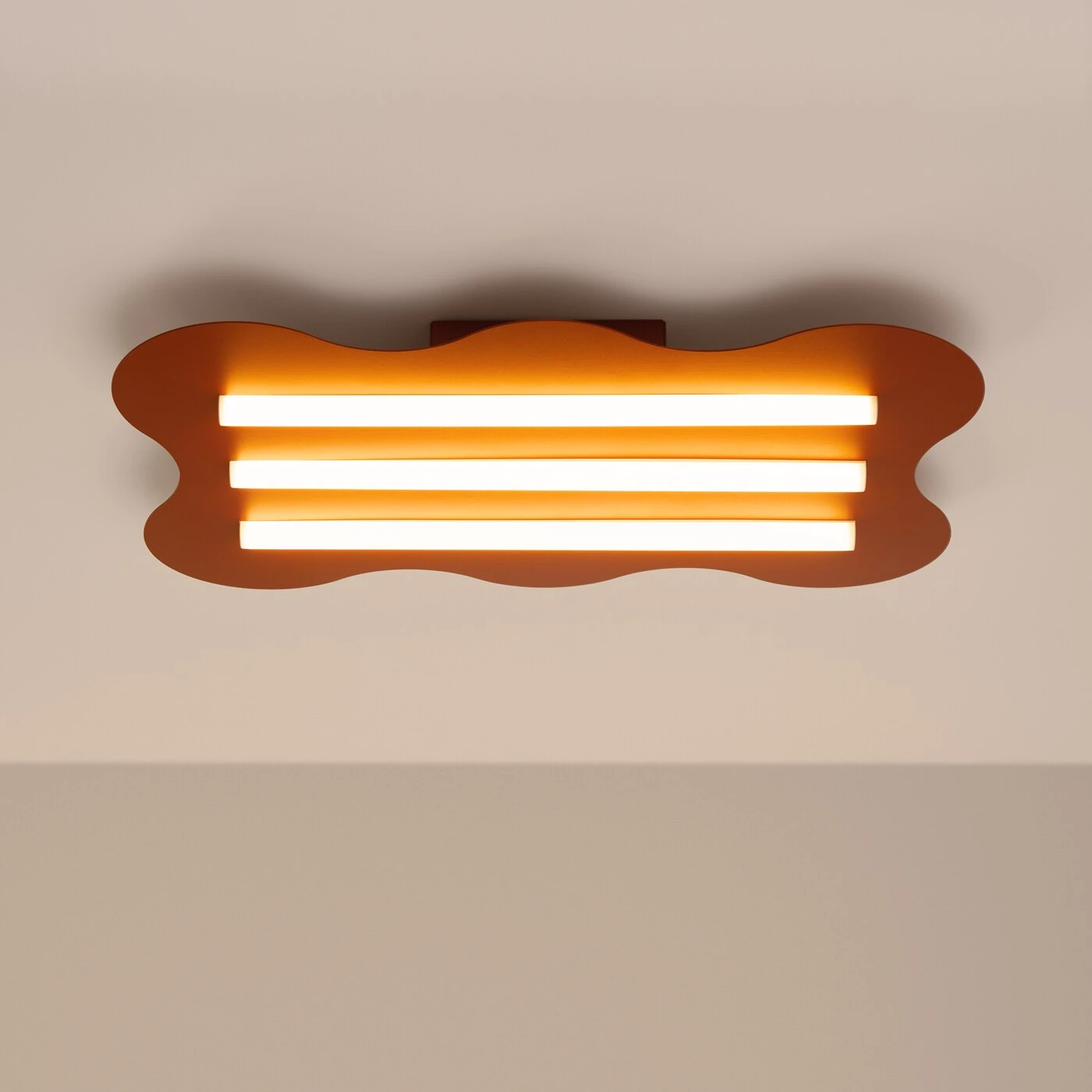 Ceiling lamp 66 cm – wavy form, red ochre, 3x S14d