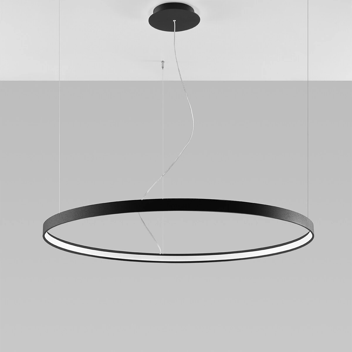 Pakabinamas šviestuvas RIO 110 47W – apvalus, juodas, šilta LED šviesa