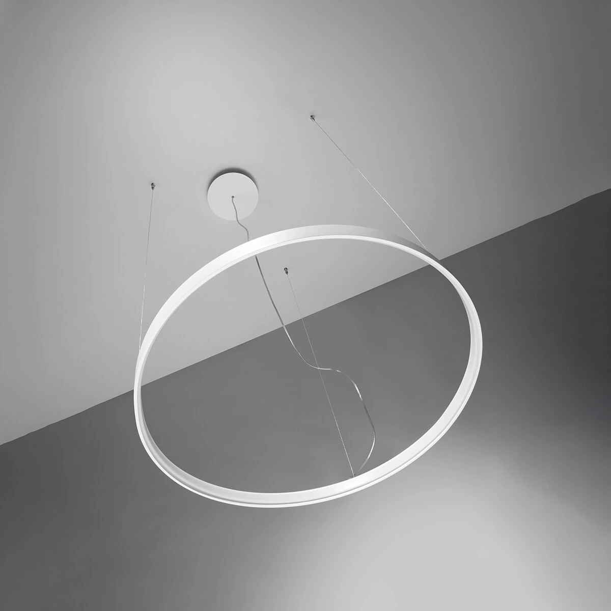 Pakabinamas šviestuvas RIO 110 47W – apvalus, juodas, šilta LED šviesa