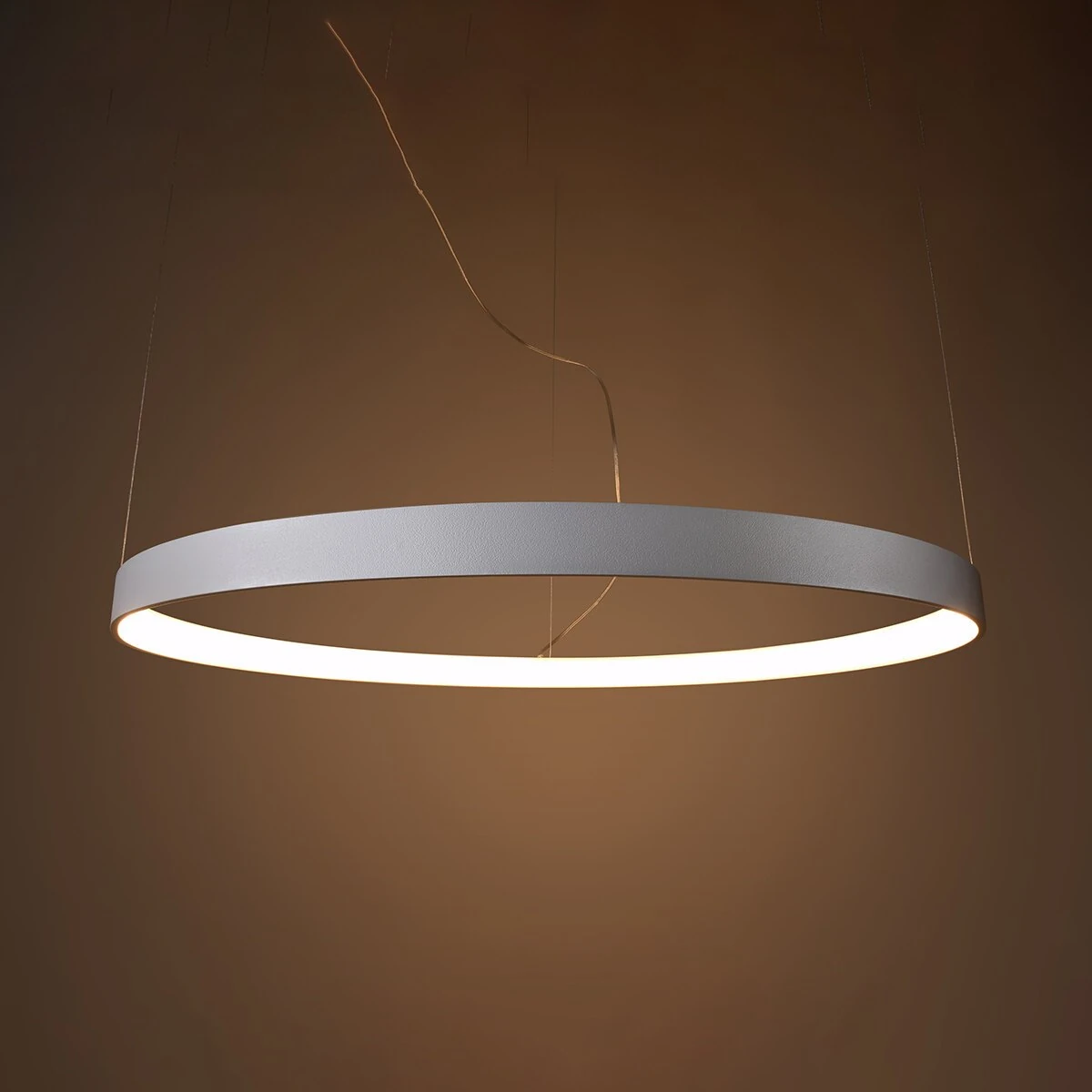 Pakabinamas šviestuvas RIO 110 47W – apvalus, juodas, šilta LED šviesa