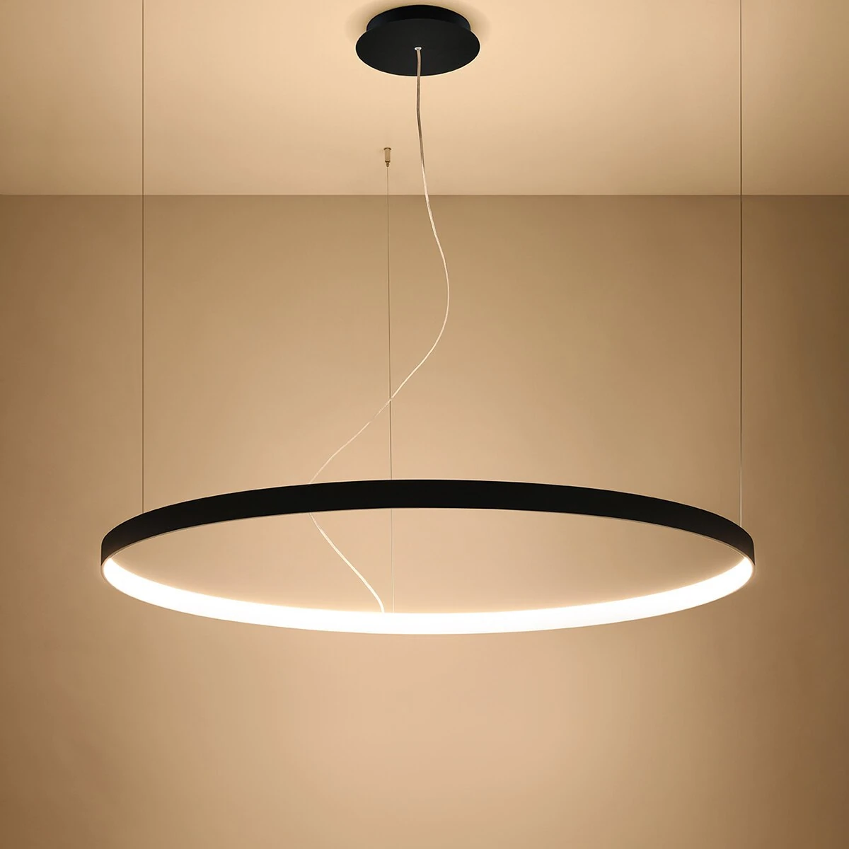 Pakabinamas šviestuvas RIO 110 47W – apvalus, juodas, šilta LED šviesa