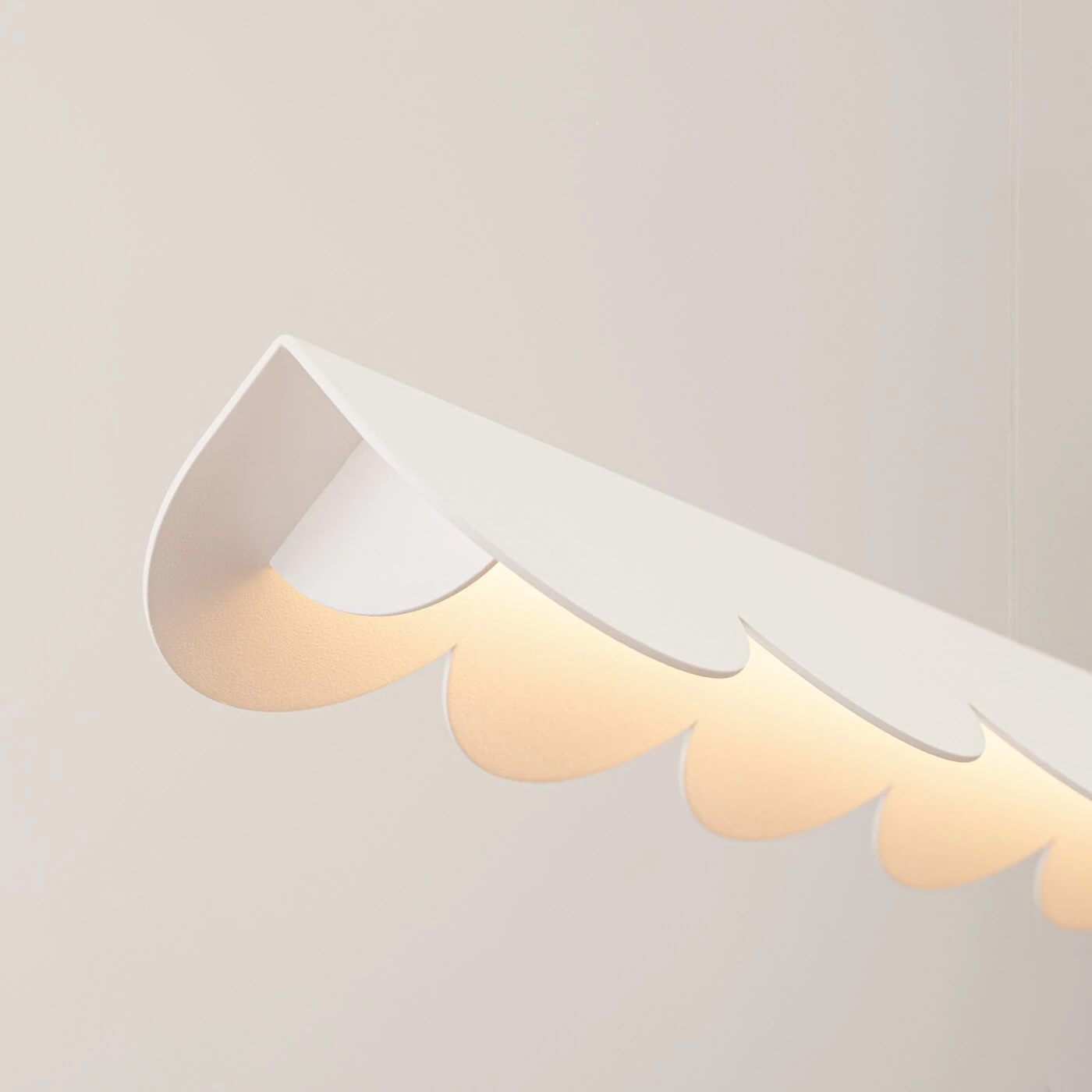Pakabinamas šviestuvas 131 cm / 16W – banguotas, baltas, CRI93