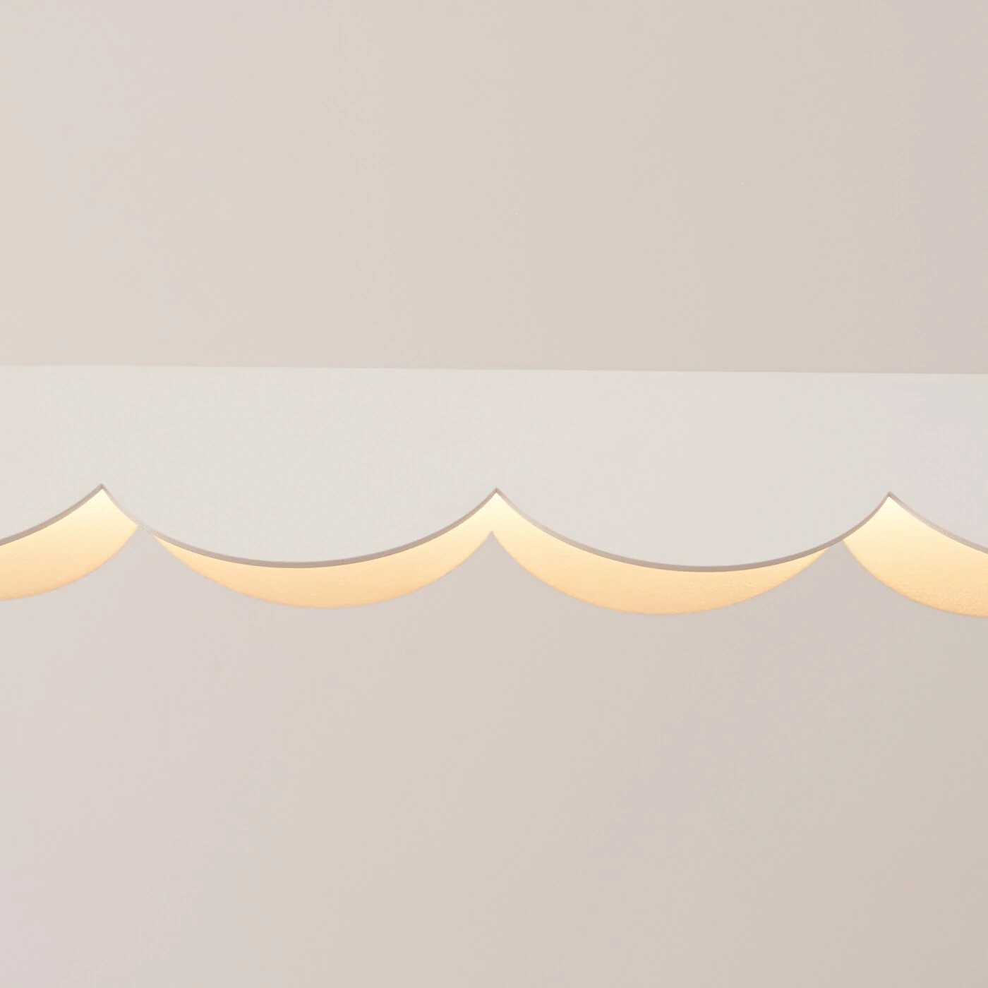 Pakabinamas šviestuvas 131 cm / 16W – banguotas, baltas, CRI93