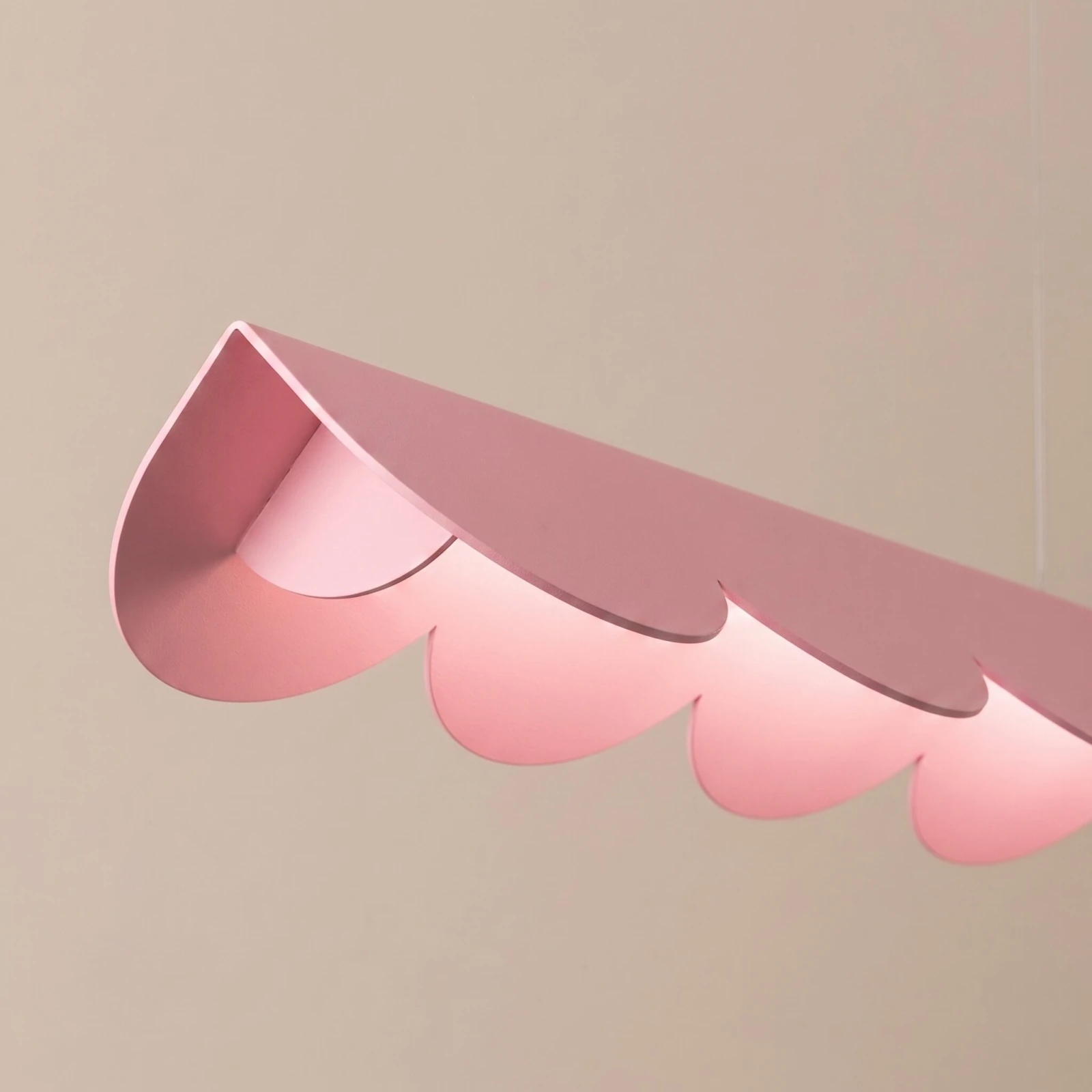 Pakabinamas šviestuvas 131 cm – banguotas, rožinis, LED 3000K
