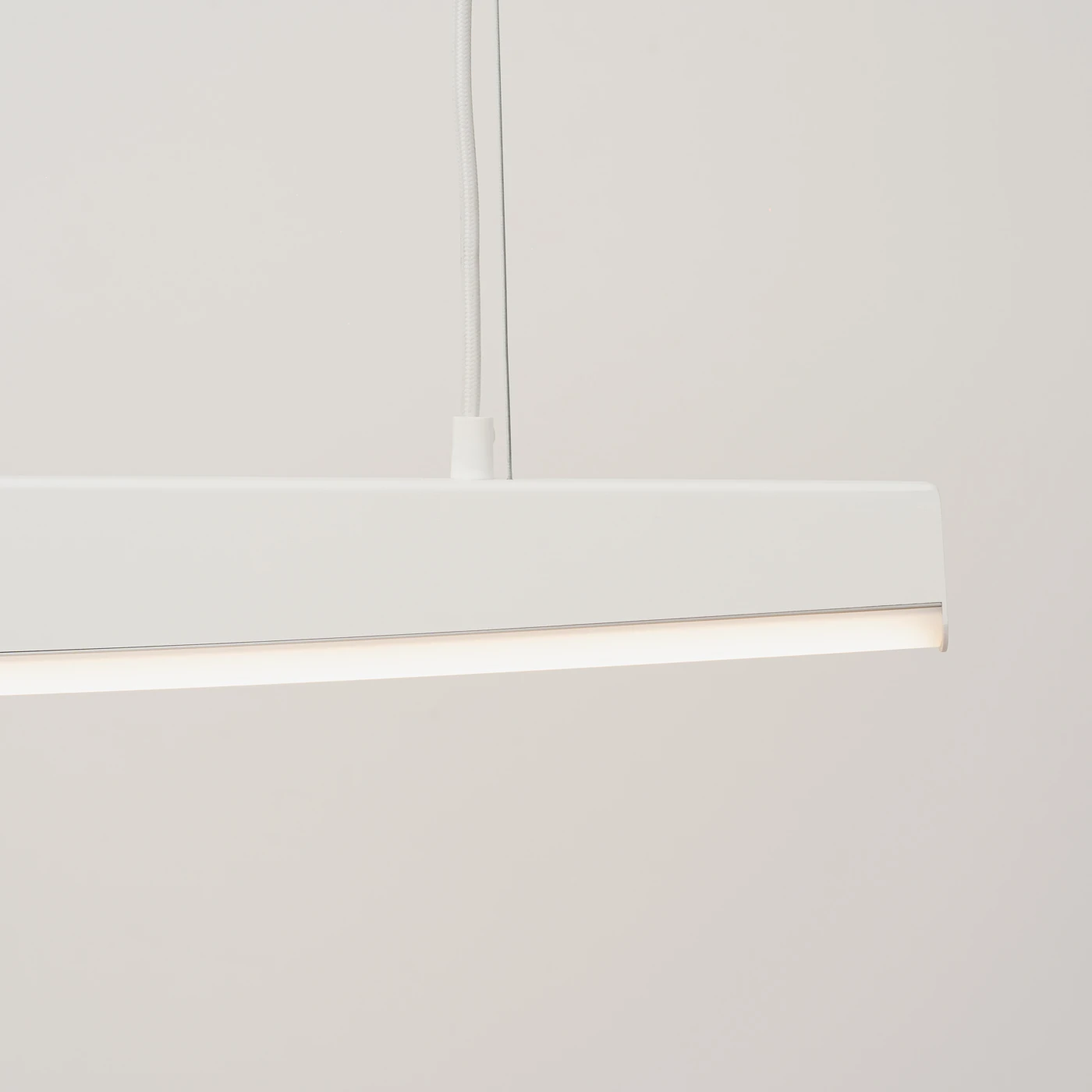 Pakabinamas LED šviestuvas 150 cm – linijinis, baltas, šiltai šviečiantis