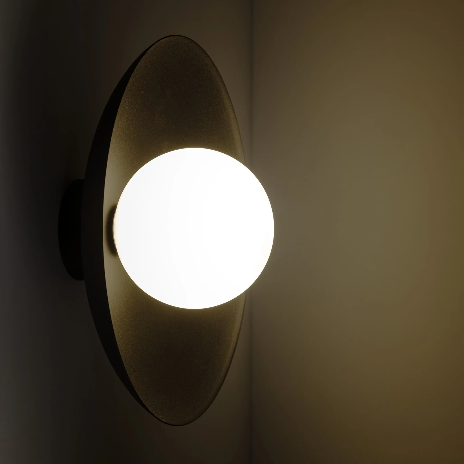 Wall light SLATE 8 W – sphere, black, milky glass
