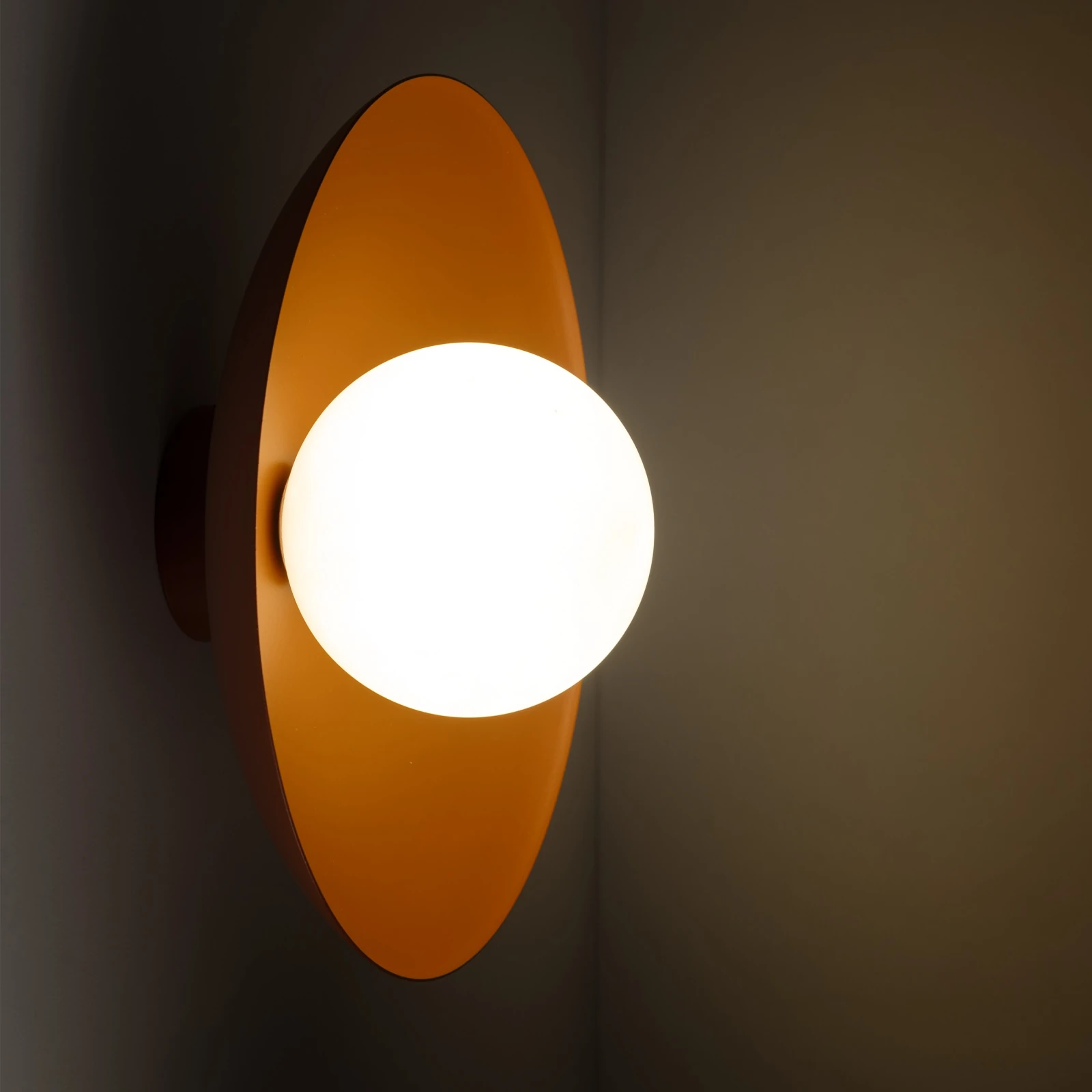 Wall light 8 W – round, orange, milky glass globe