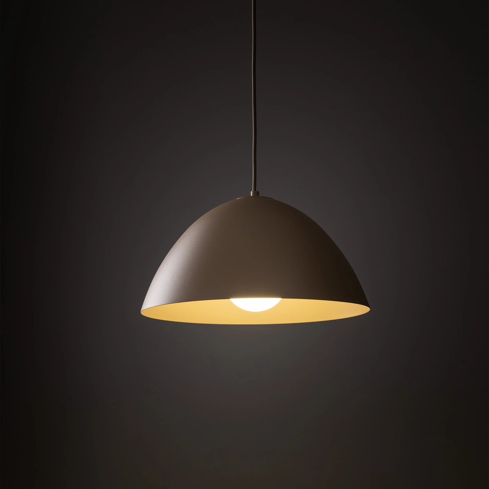 FARO pendant light – beige metal shade, classic form