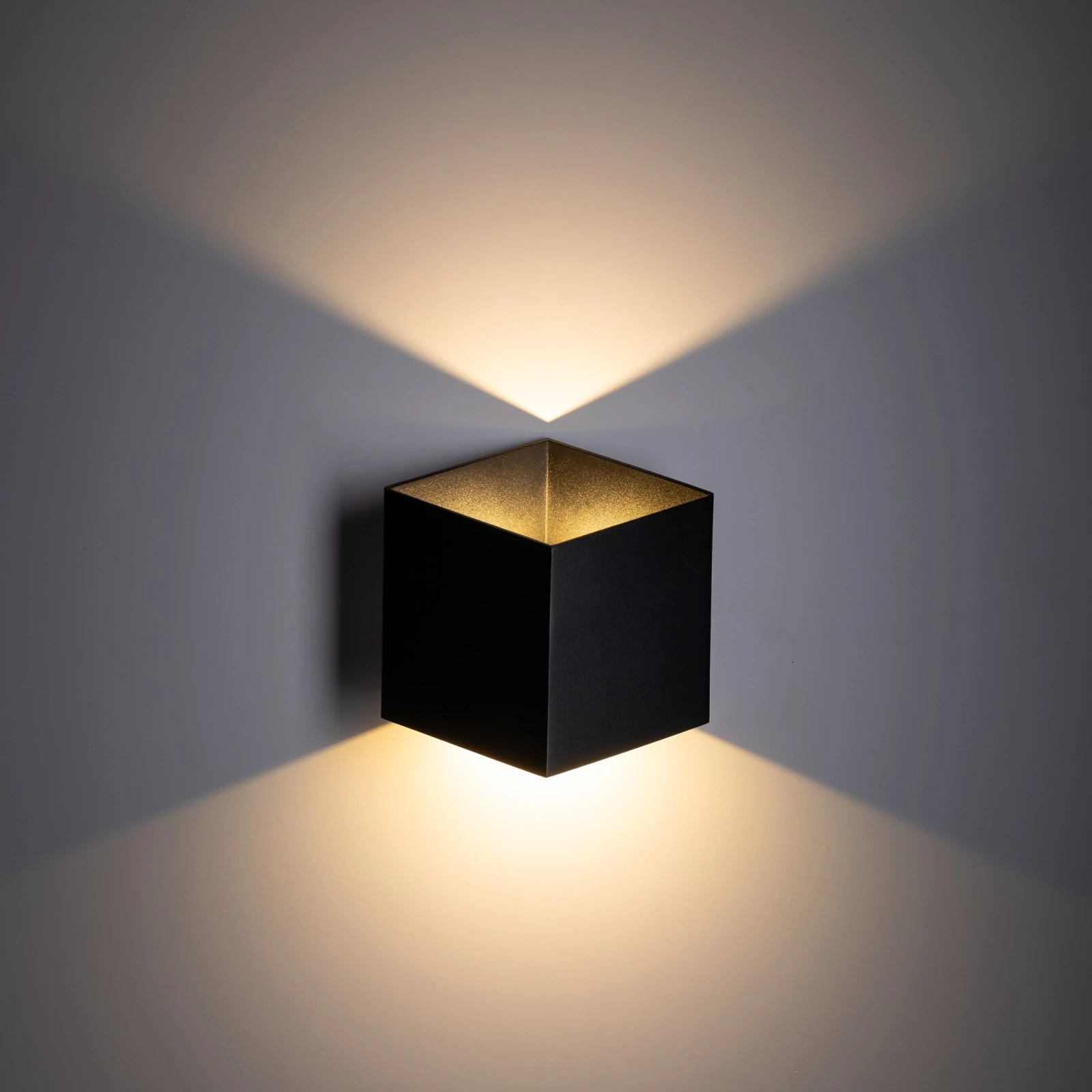 CUBE sieninis LED šviestuvas, 5 W, juodas, IP54