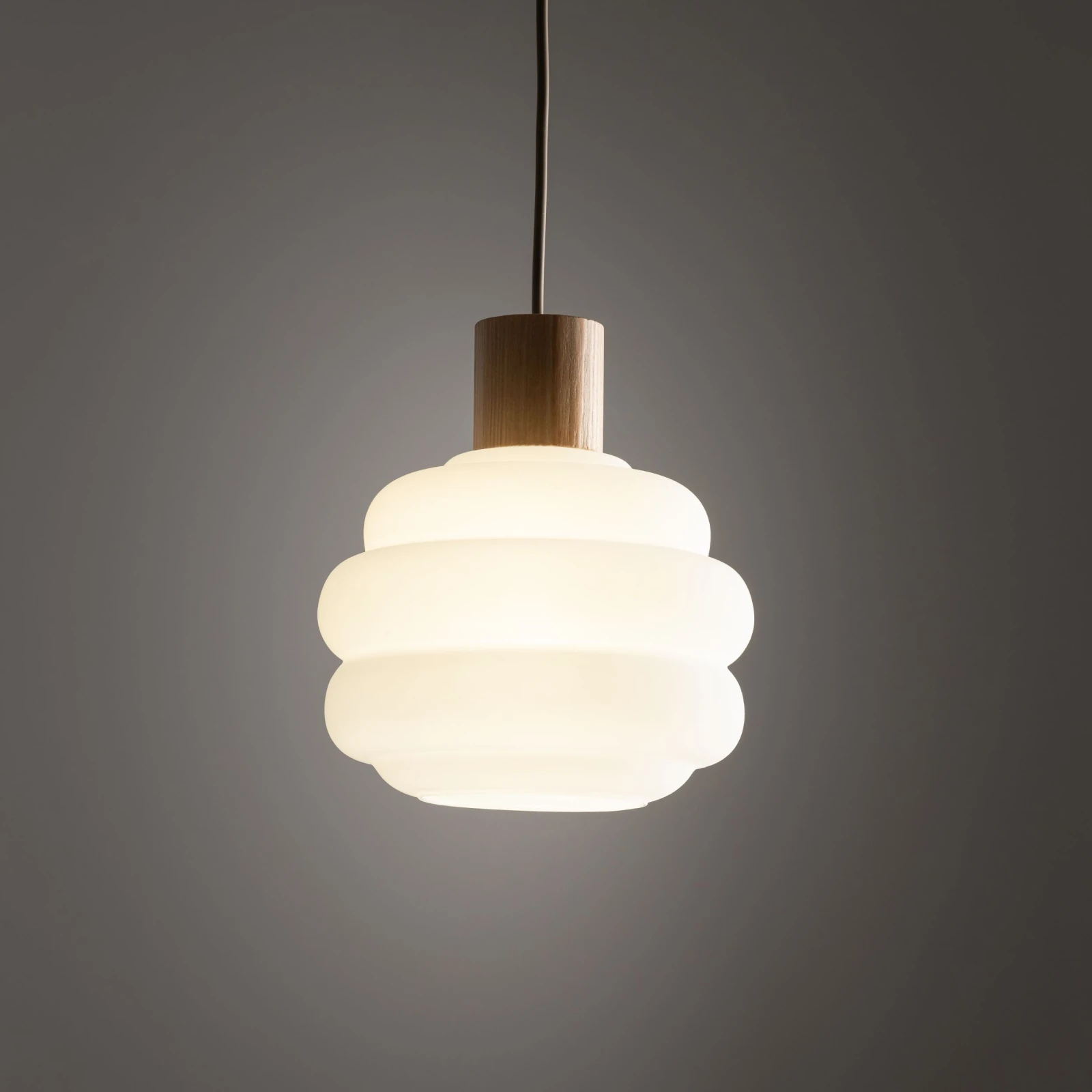 Pendant 1xE27 light – wavy white glass shade, beige detail