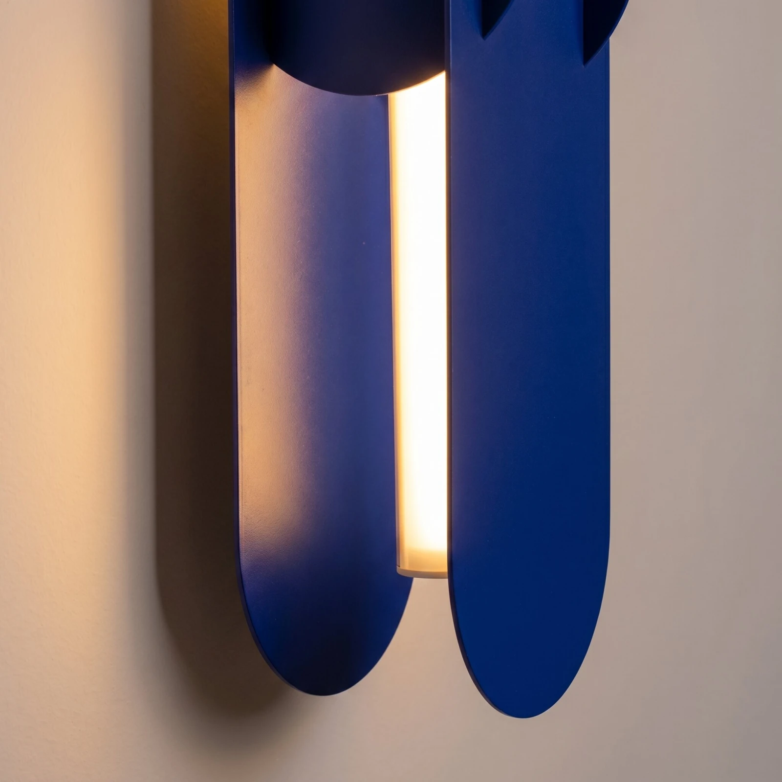 Wall lamp 91 cm – linear, ultramarine, DALI dimmable