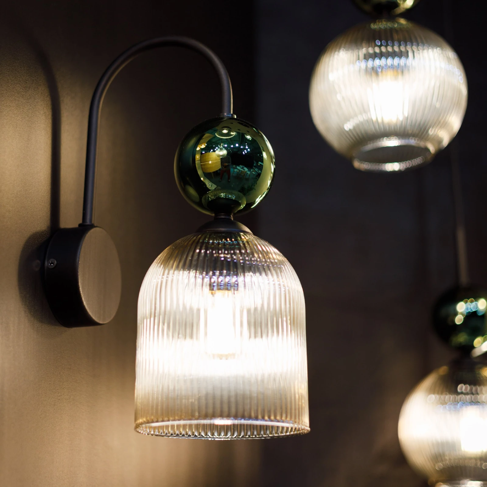 SOPHIA wall light – green ribbed glass, cognac detail