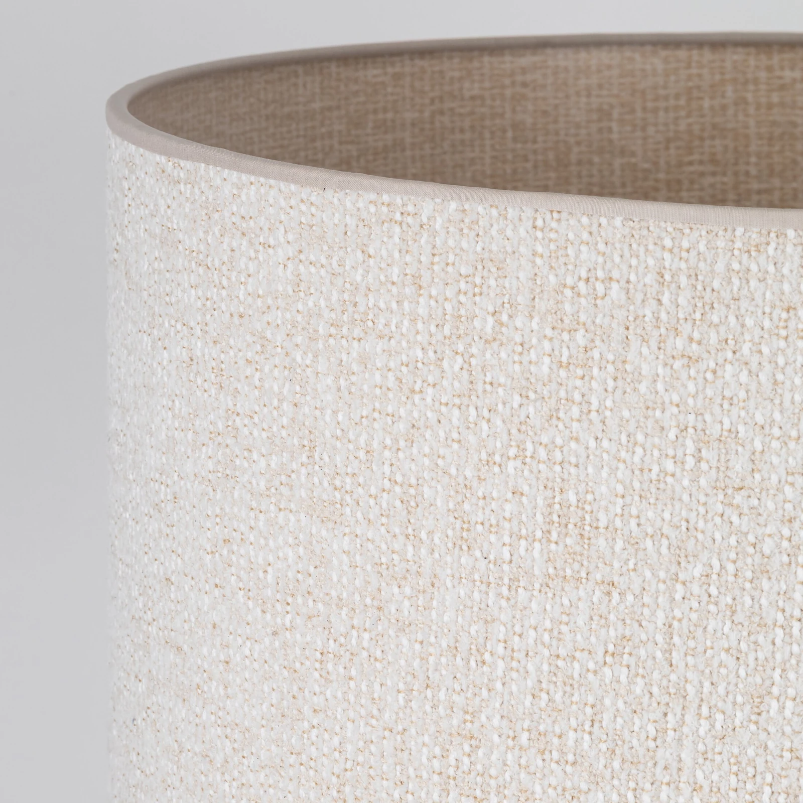 VELLUM grindų šviestuvas su smėlio spalvos tekstūriniu gaubtu