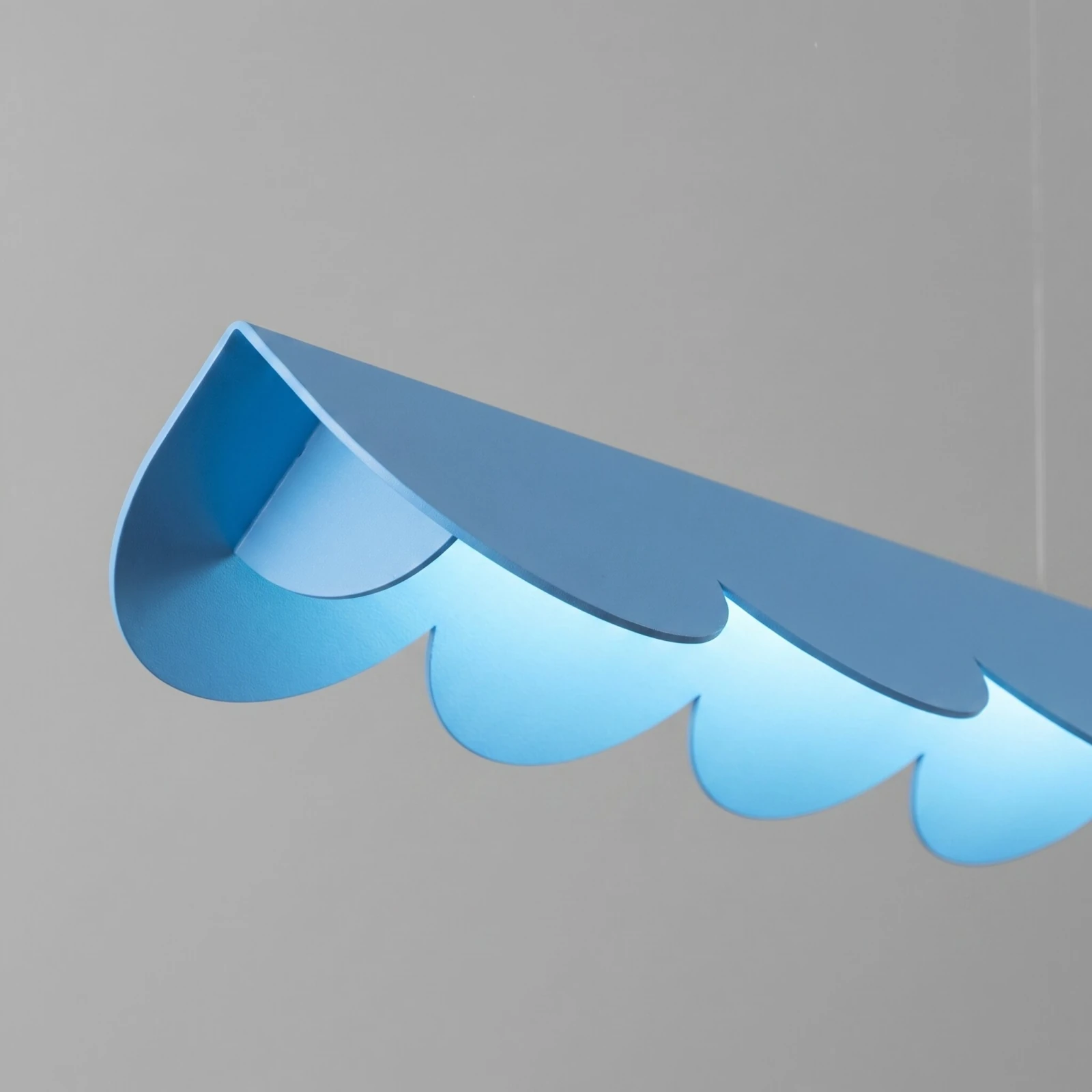 Pendant lamp 12W – scalloped linear form, azure, CRI98