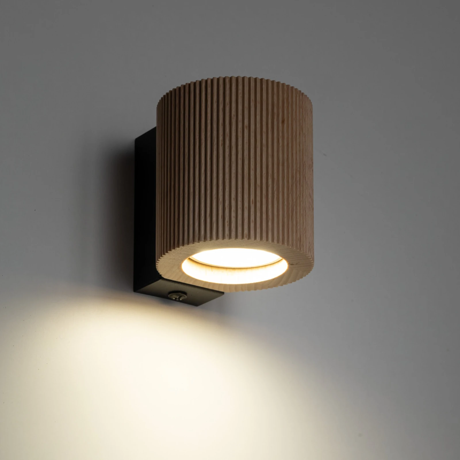 GU10 wall light – ribbed wood cylinder, black bracket