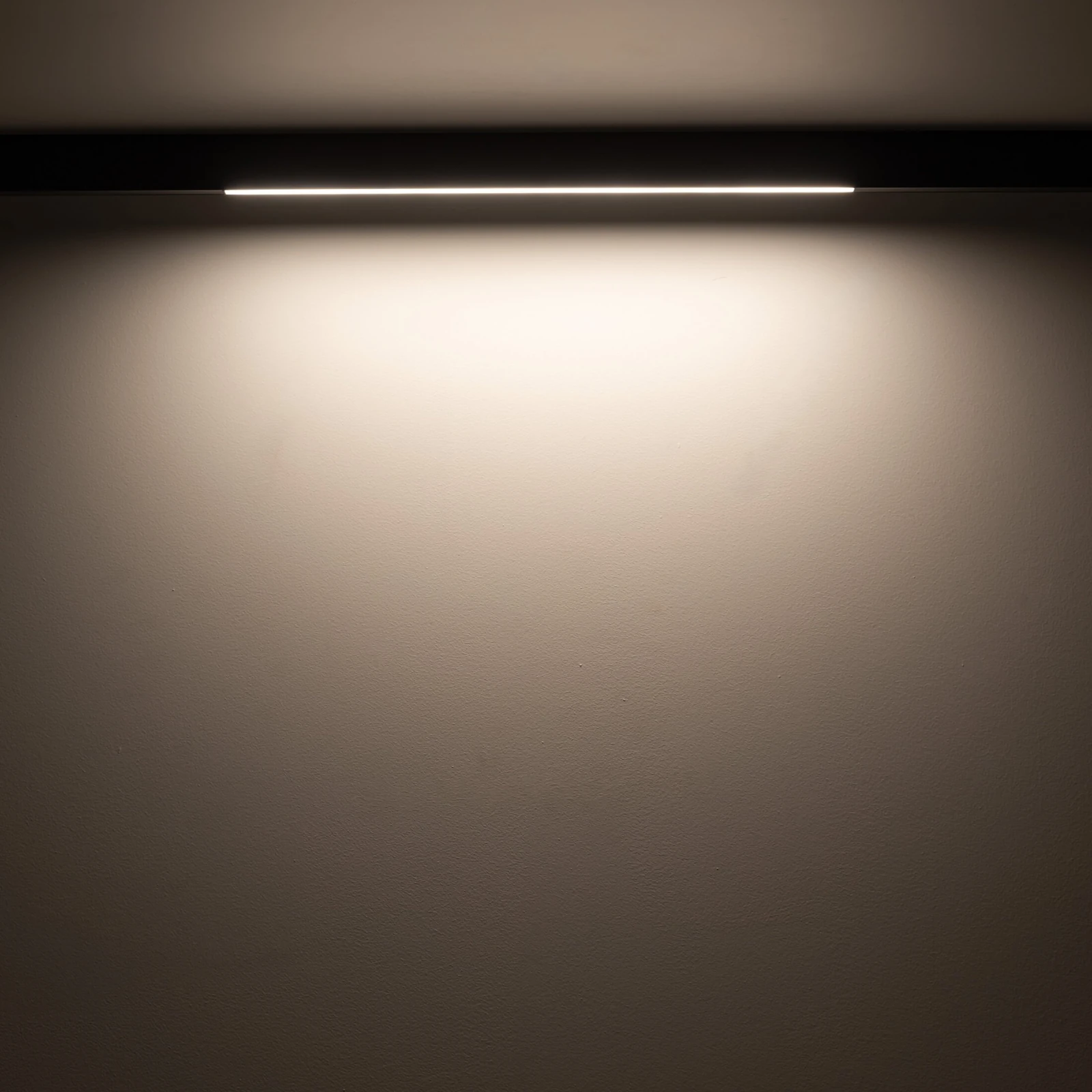 Magnetic track LED light 24W – linear, black, CCT