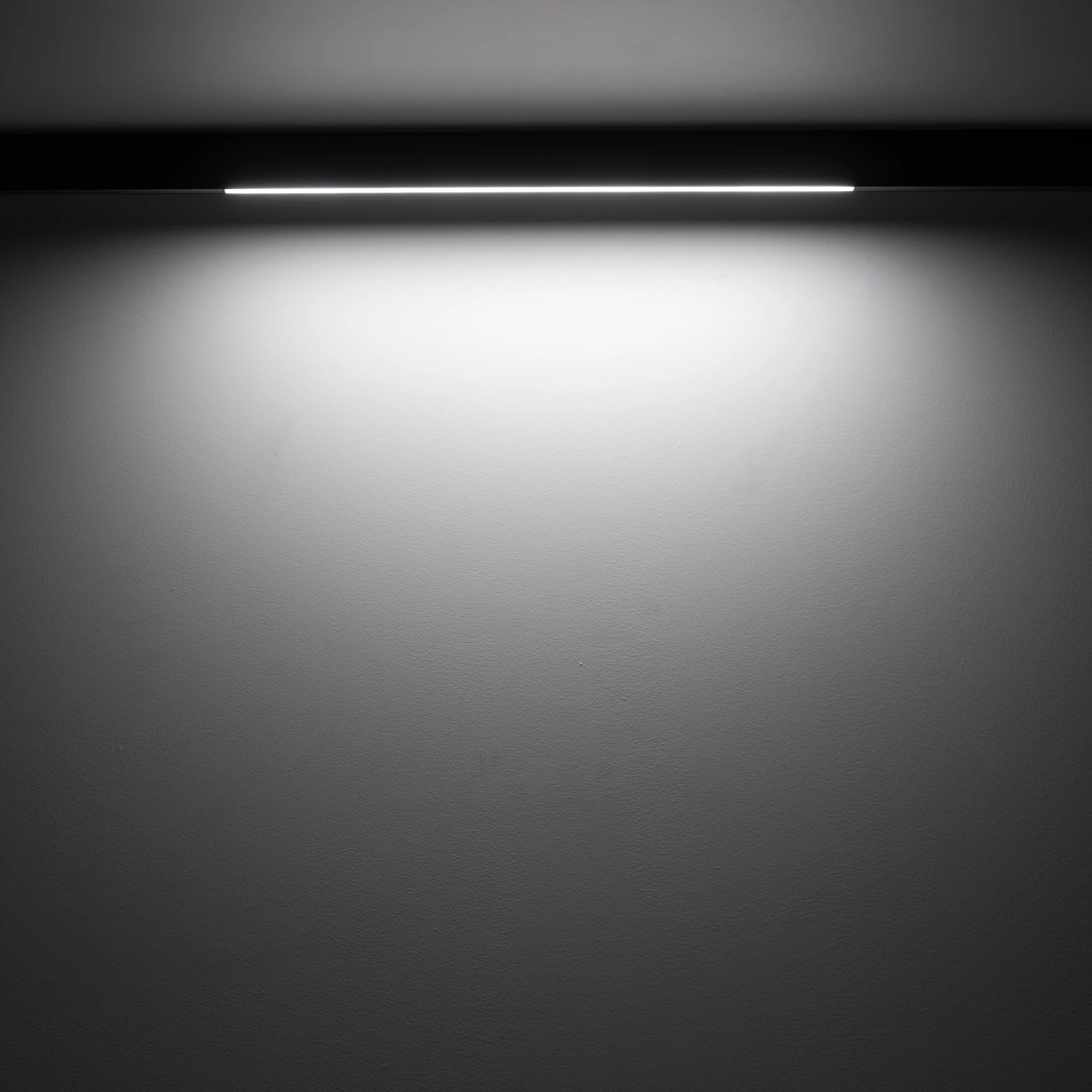 Magnetic track LED light 24W – linear, black, CCT