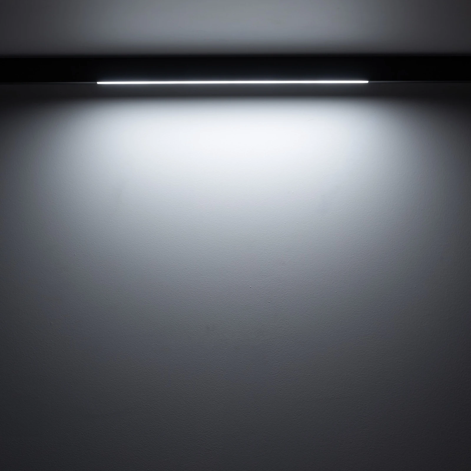 Magnetic track LED light 24W – linear, black, CCT