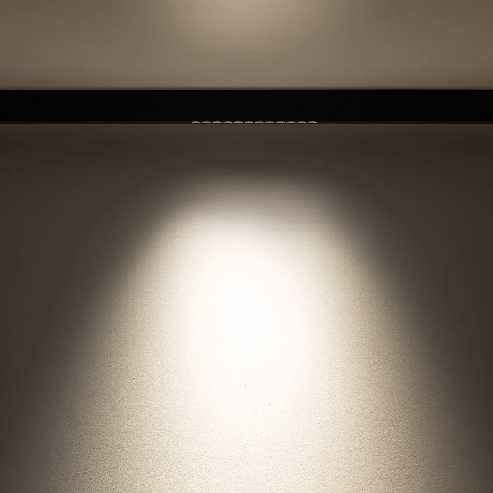 Magnetic track LED fixture 12 W – points, black, CCT