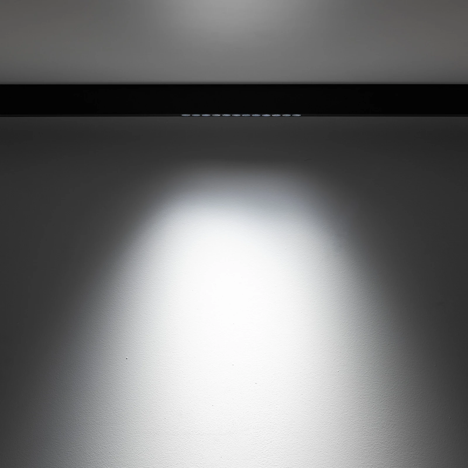 Magnetic track LED fixture 12 W – points, black, CCT