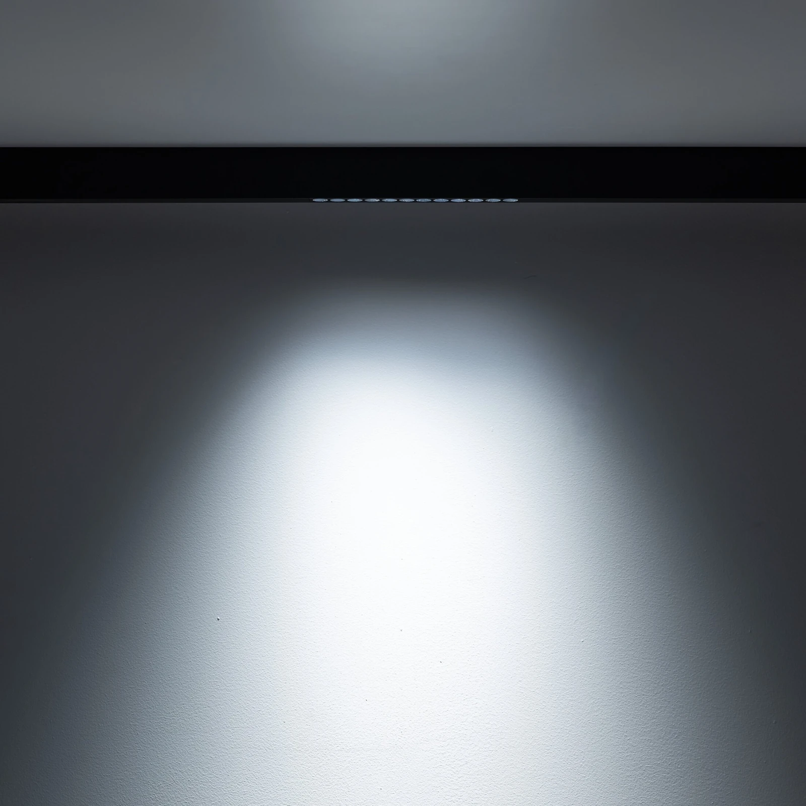 Magnetic track LED fixture 12 W – points, black, CCT