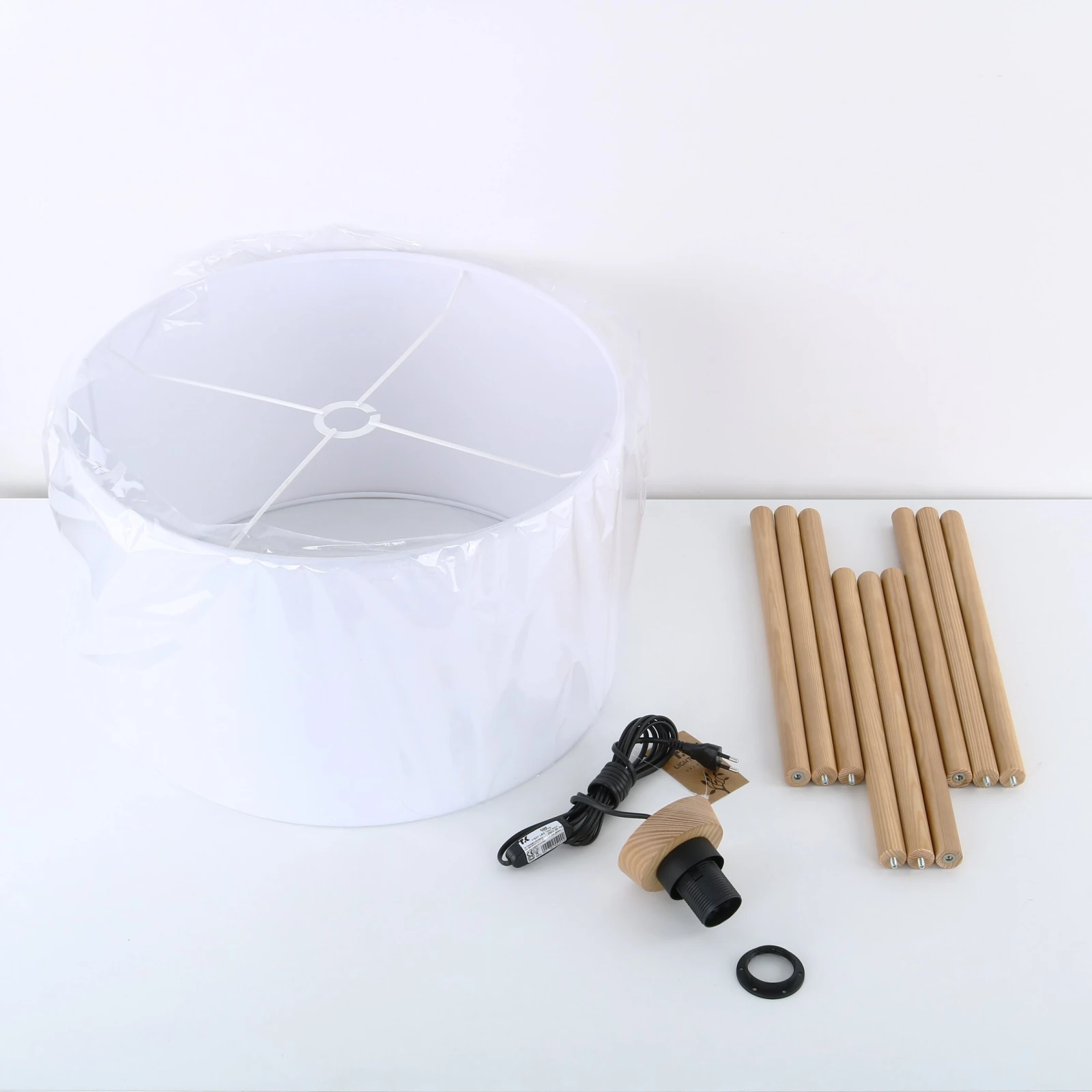 TOKYO floor lamp – round white shade, natural wood tripod