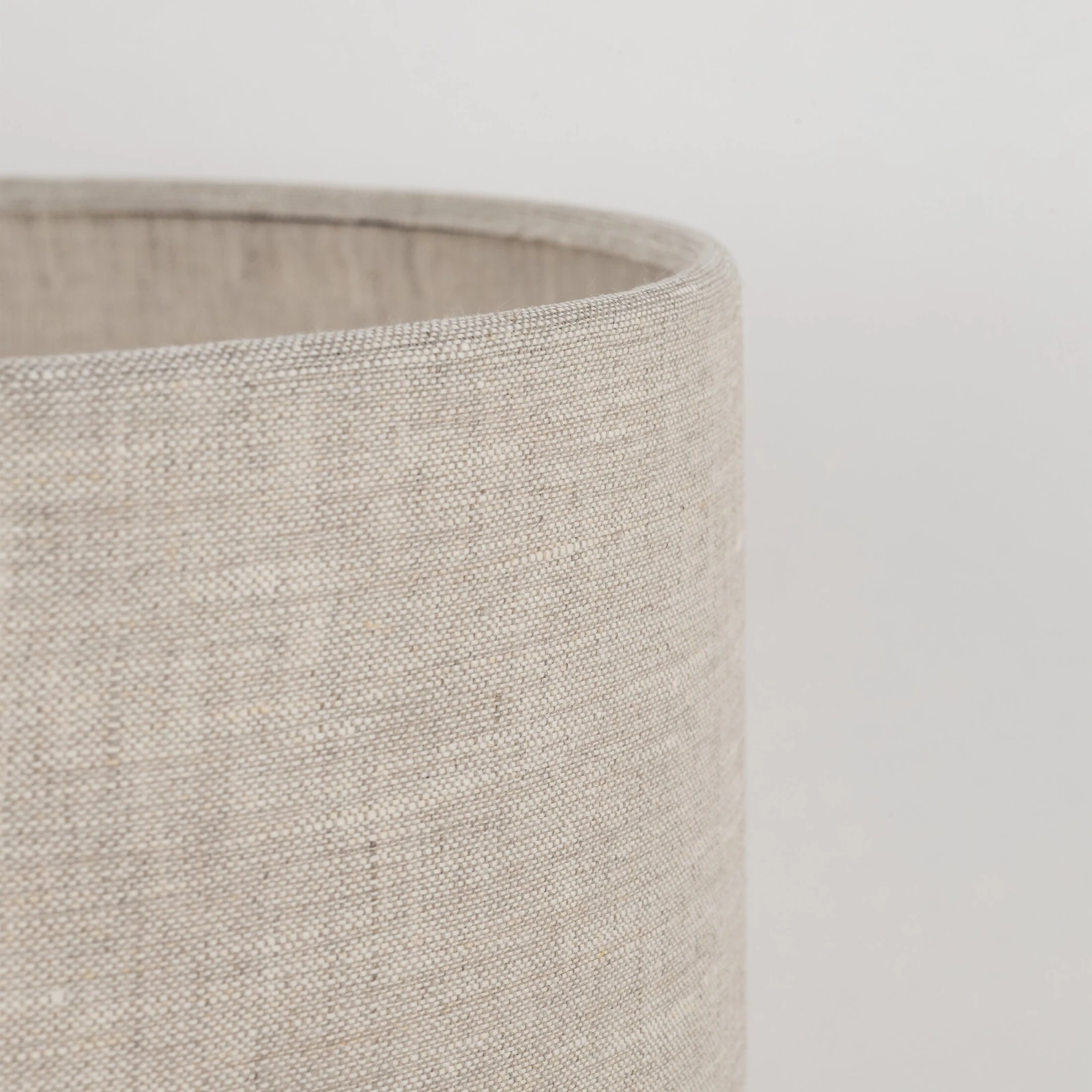 TOKYO table lamp – round beige shade, natural wood tripod