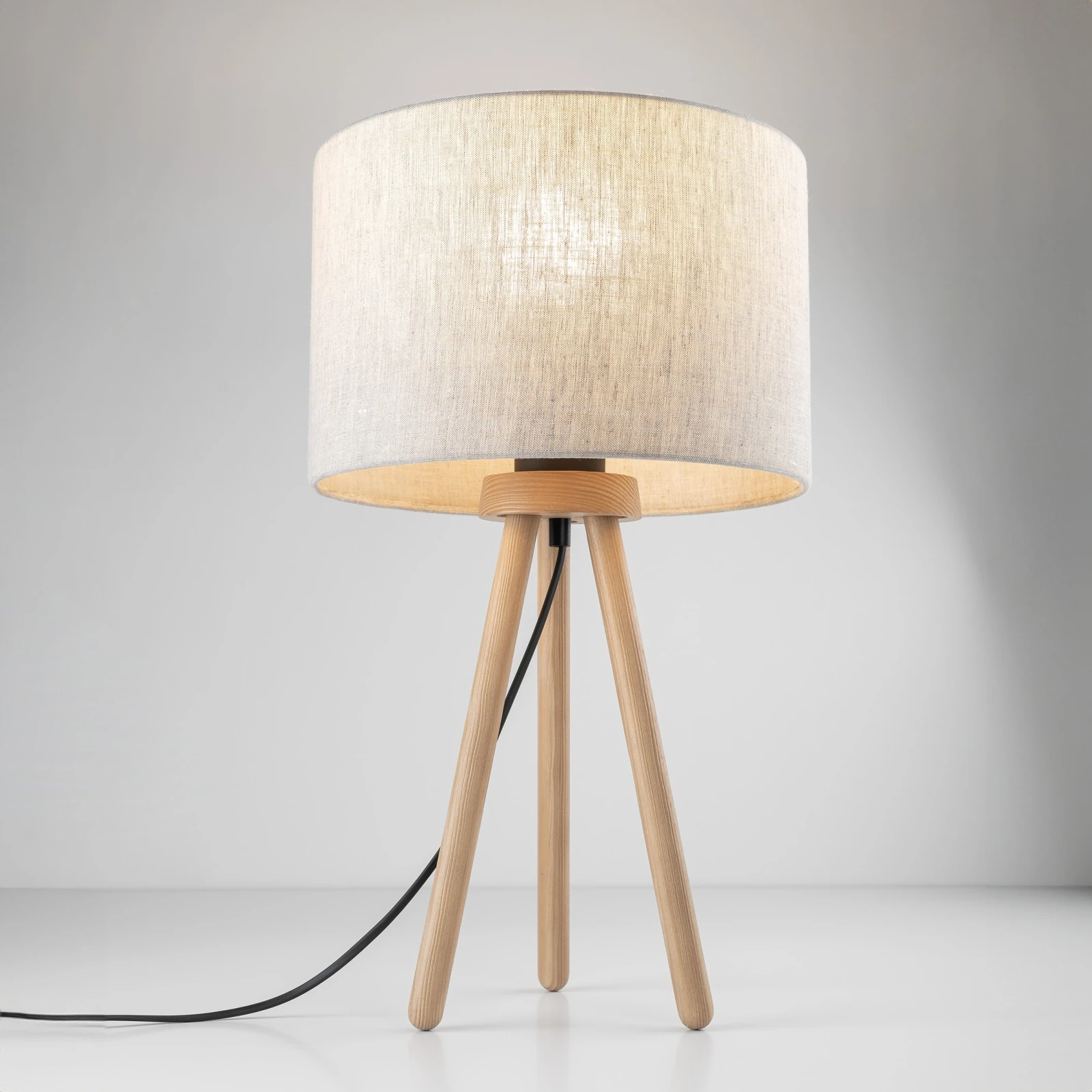 TOKYO table lamp – round beige shade, natural wood tripod