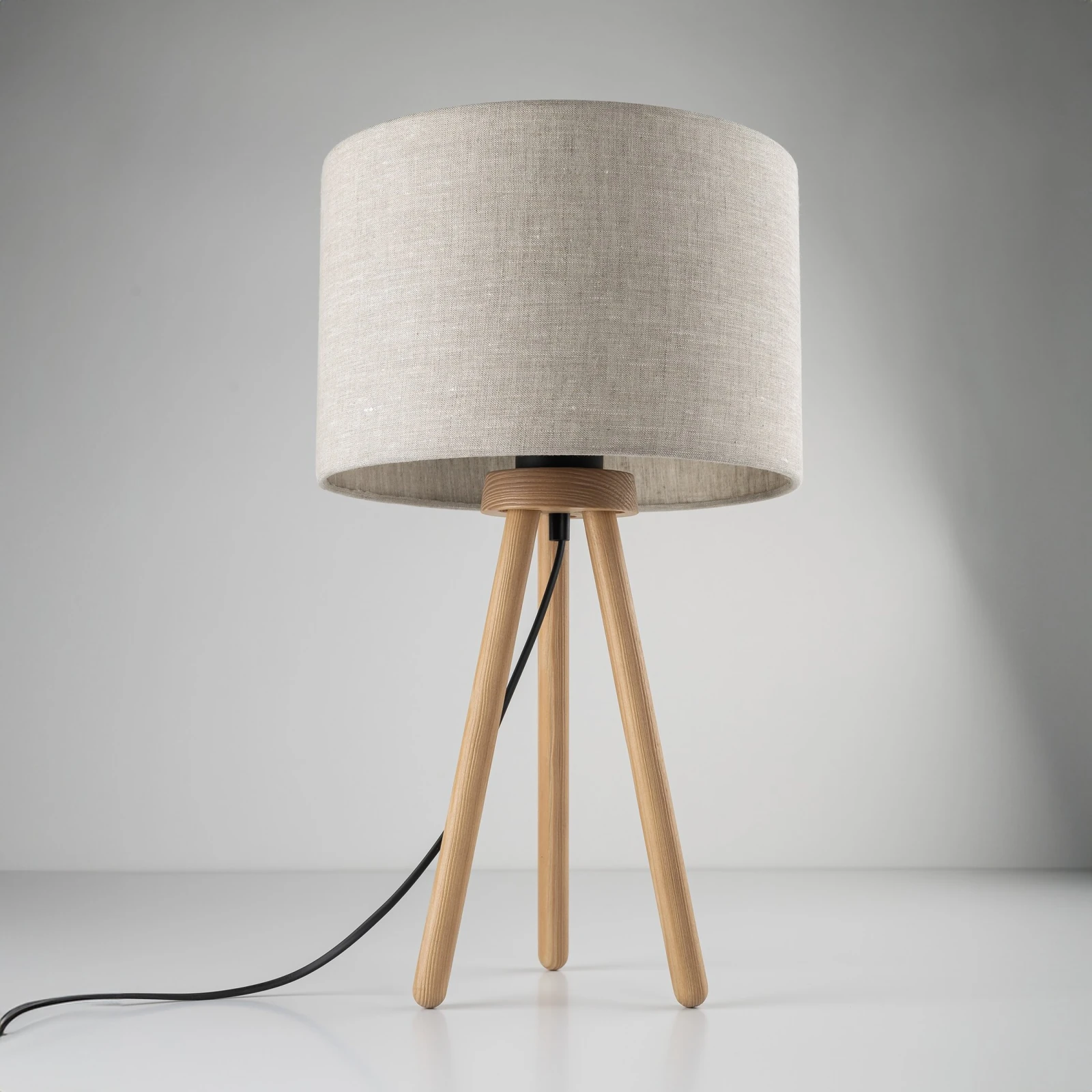 TOKYO table lamp – round beige shade, natural wood tripod