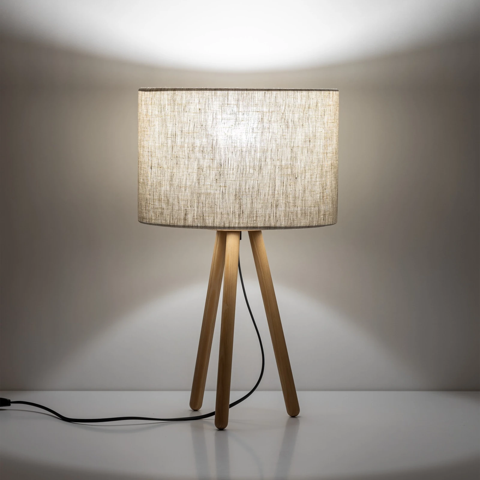 TOKYO table lamp – round beige shade, natural wood tripod