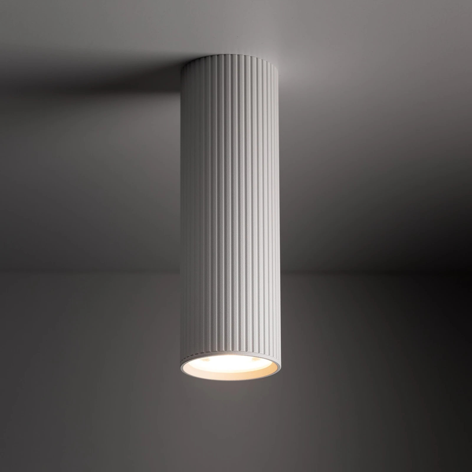 TUNE M ceiling light – white ribbed cylinder, GU10