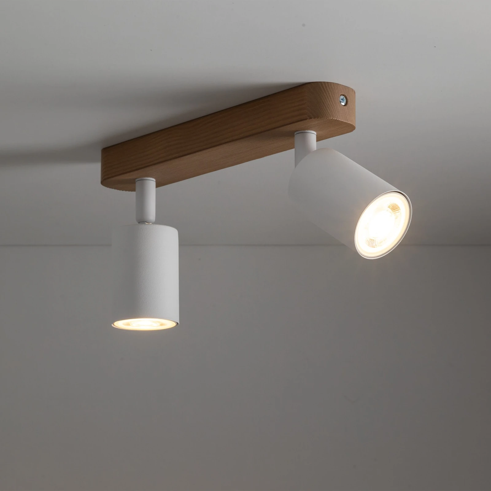 Lubinis šviestuvas TOP WOOD 2xGU10, baltas su medžio baze