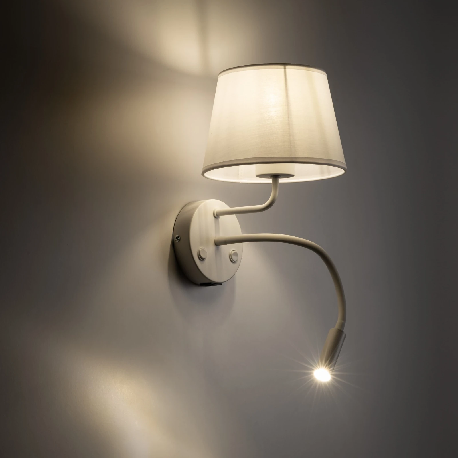 MAJA 15 W + 8 W wall light – round, white, USB and reading light