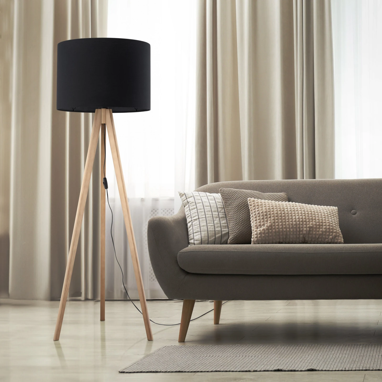 Floor lamp 15 W – black shade, natural wood legs