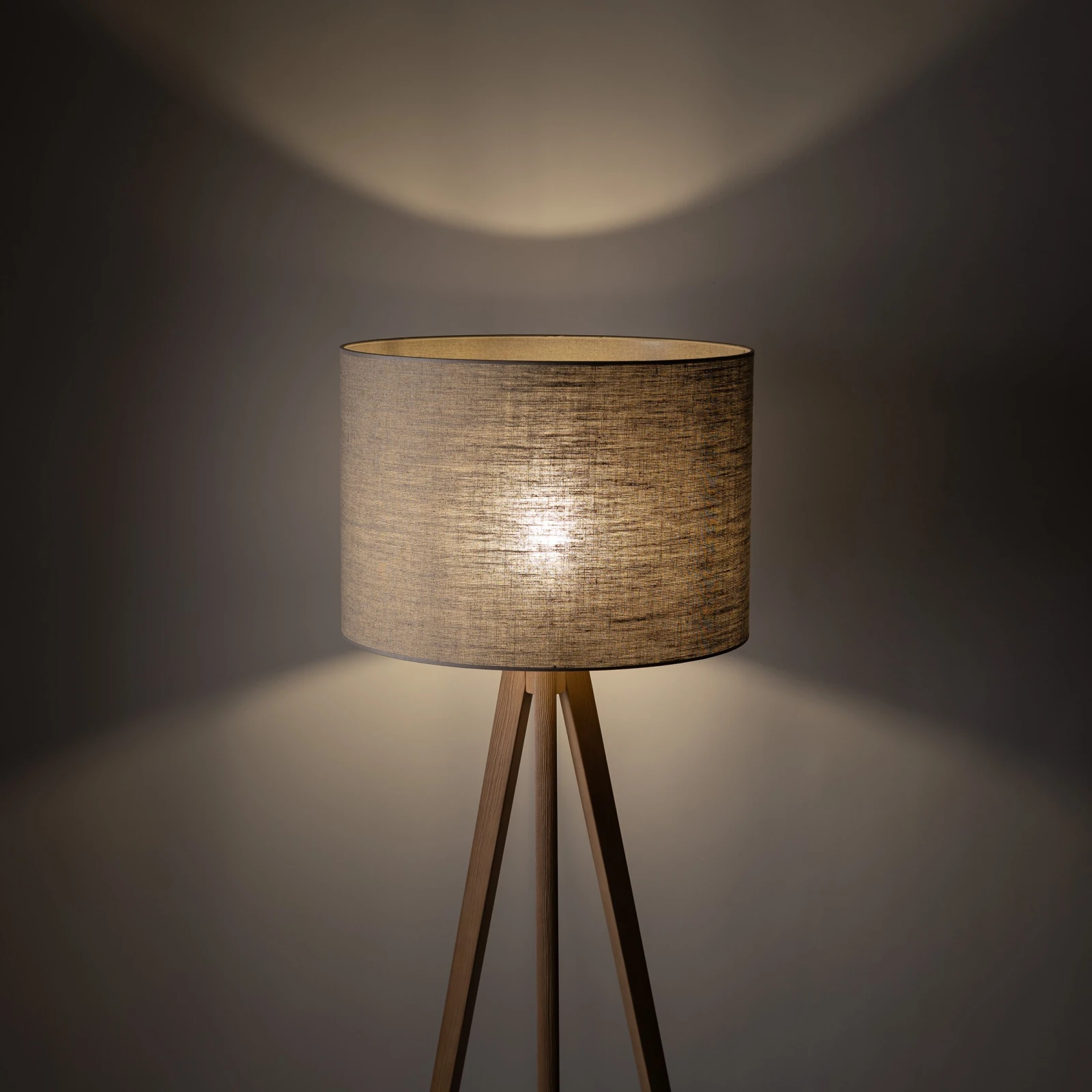 GRAND floor lamp – pine tripod, beige fabric shade