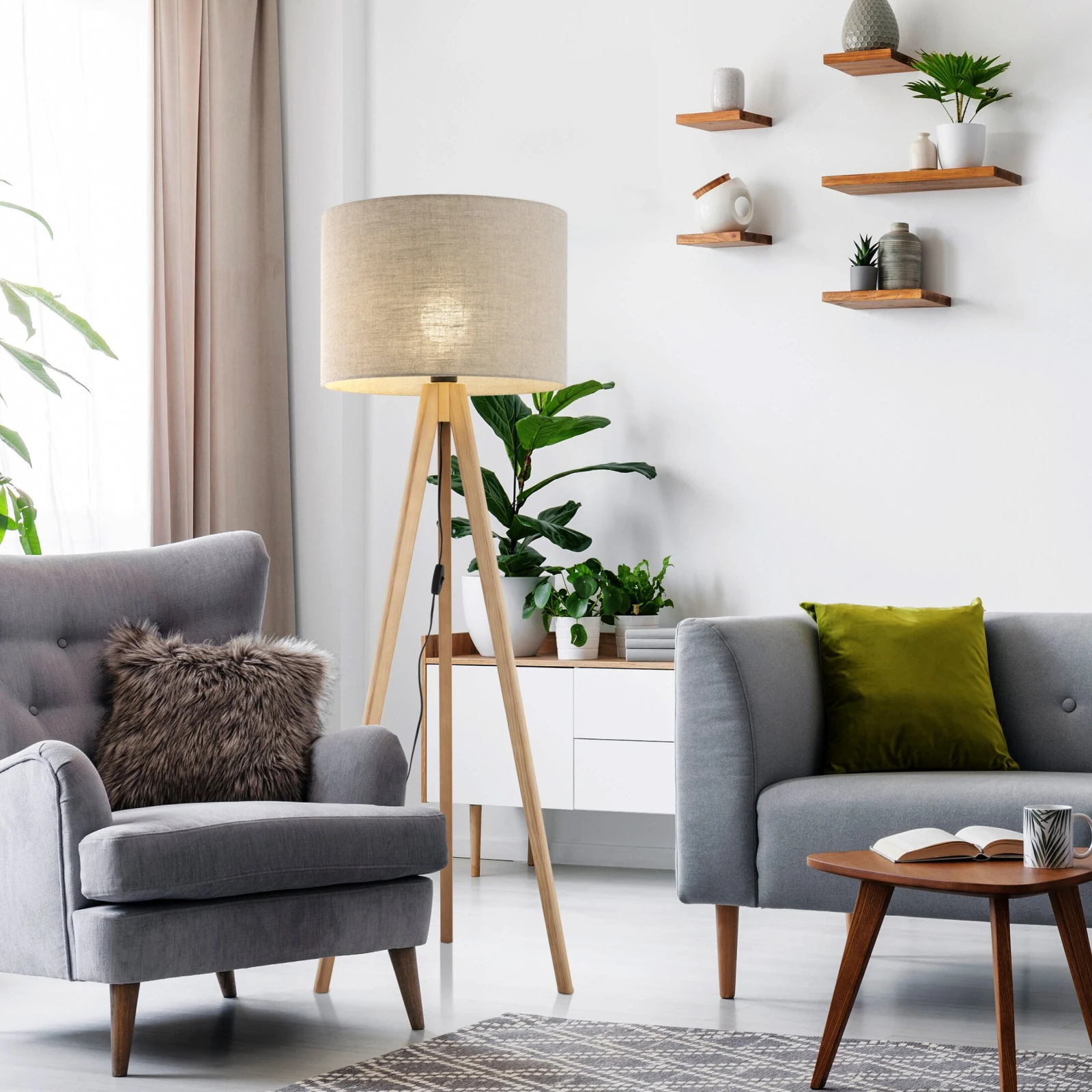 GRAND floor lamp – pine tripod, beige fabric shade