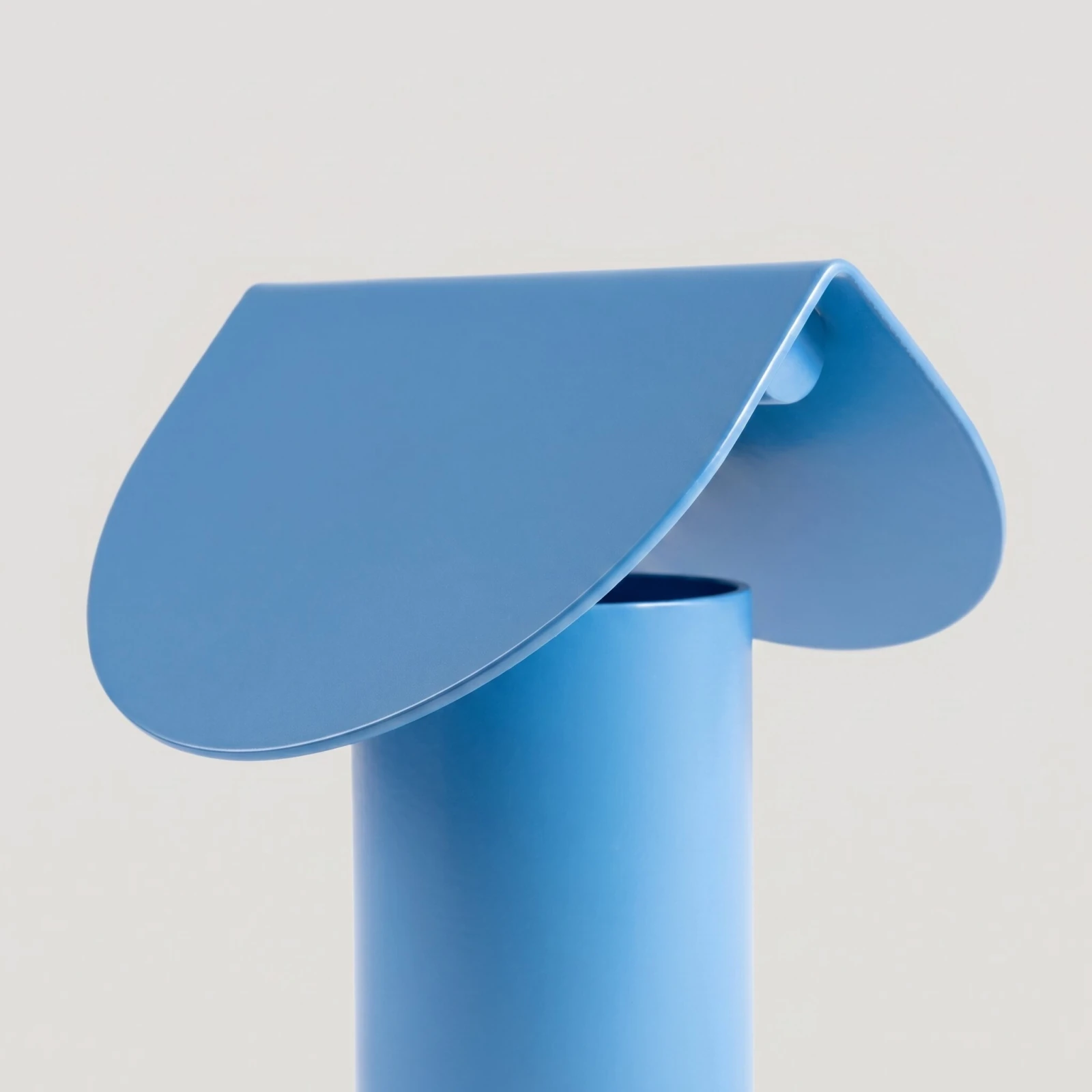 Table lamp 15 cm – curved shade, azure, warm LED