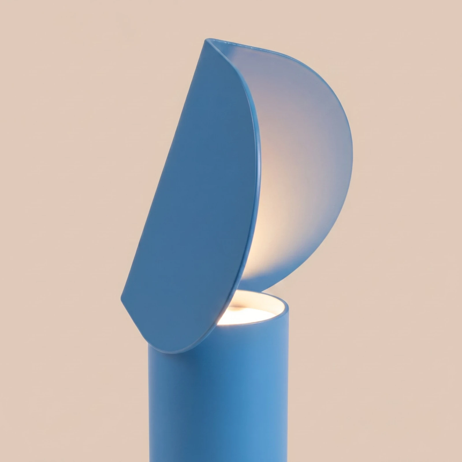 Table lamp 15 cm – curved shade, azure, warm LED