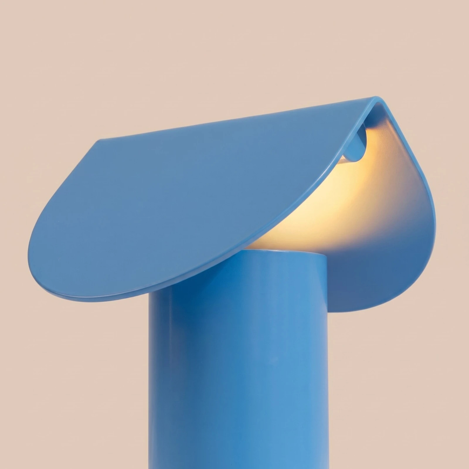 Table lamp 15 cm – curved shade, azure, warm LED