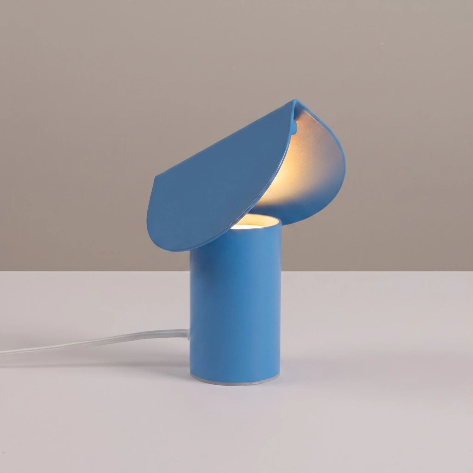 Table lamp 15 cm – curved shade, azure, warm LED