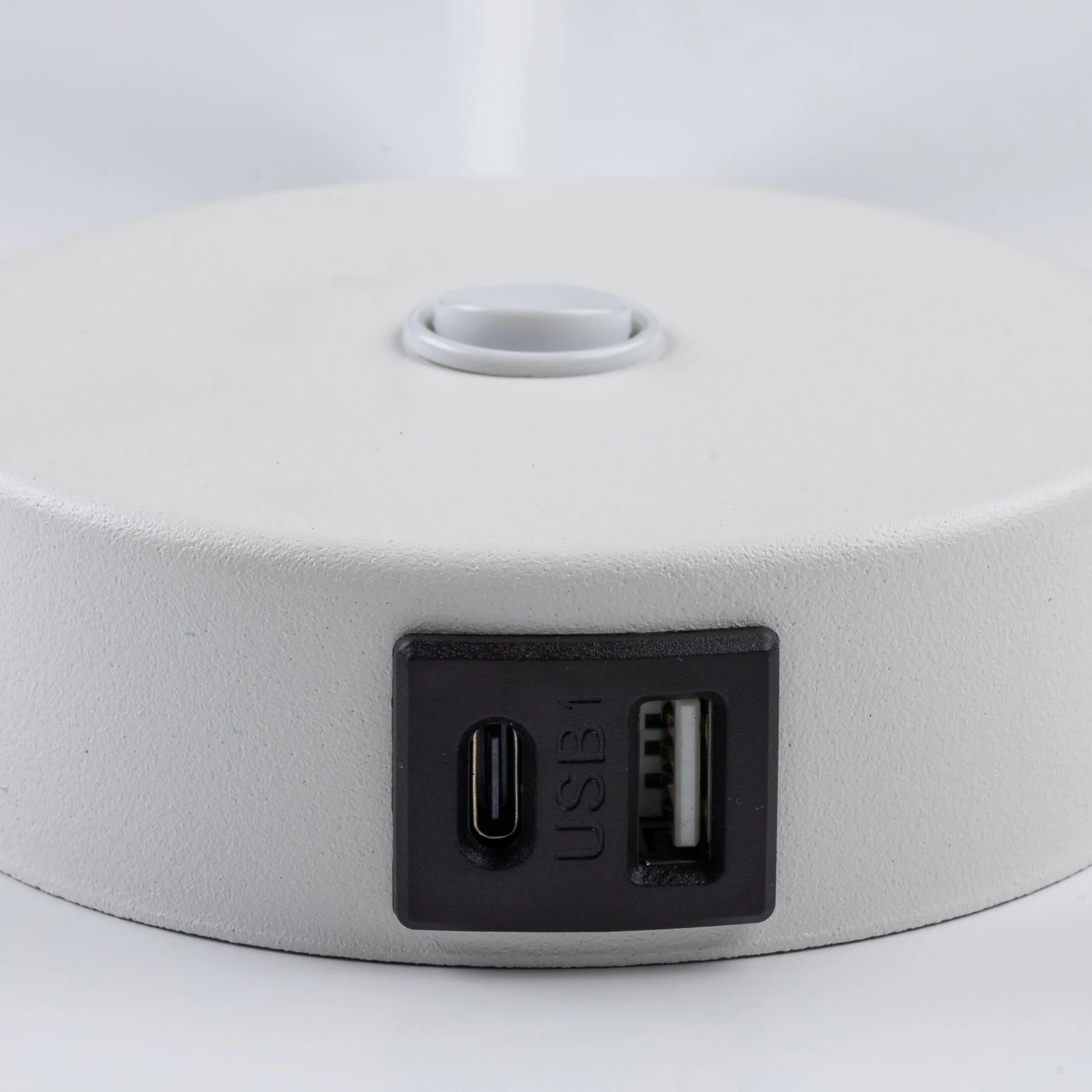 Wall light 8 W – white, adjustable beam and USB/C