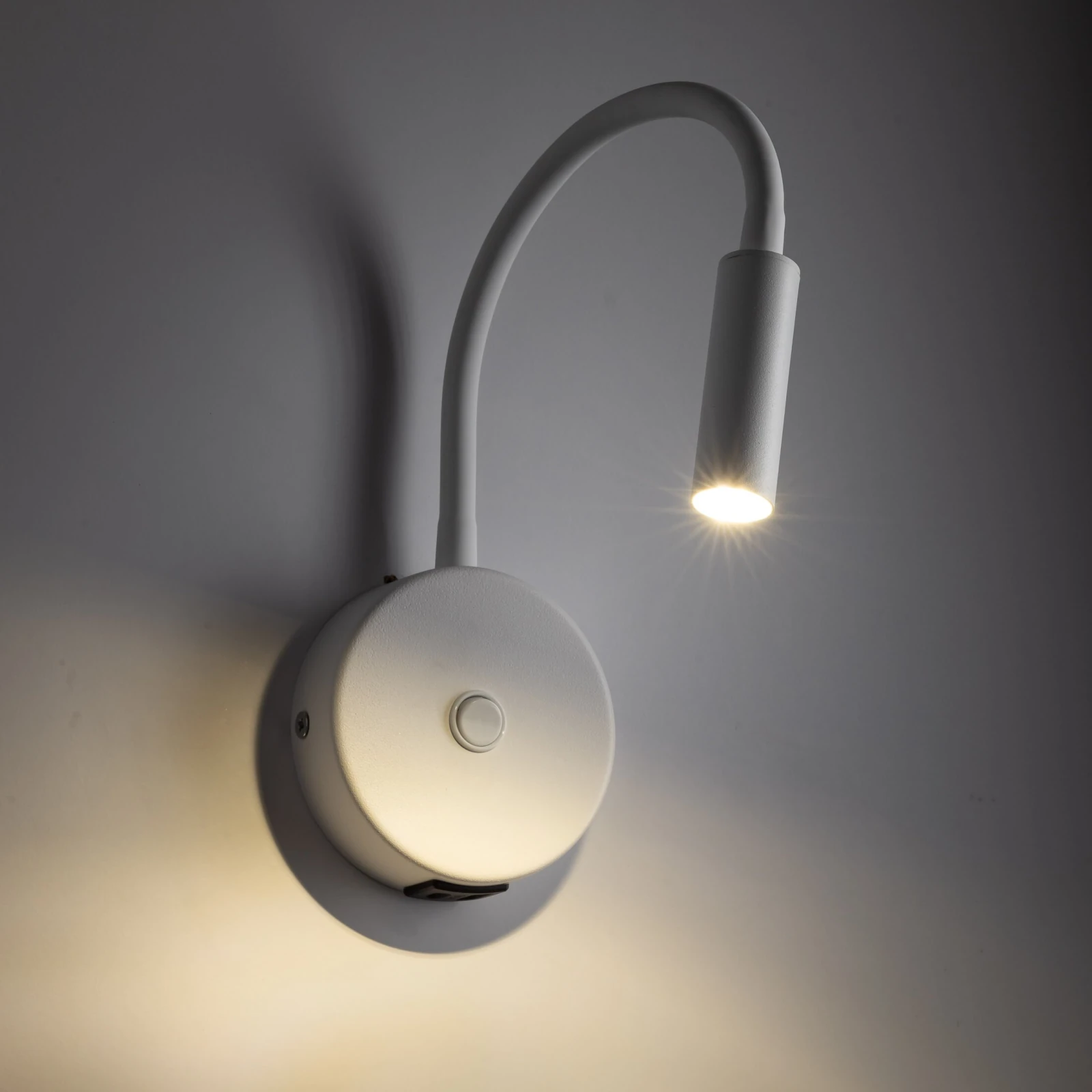 Wall light 8 W – white, adjustable beam and USB/C