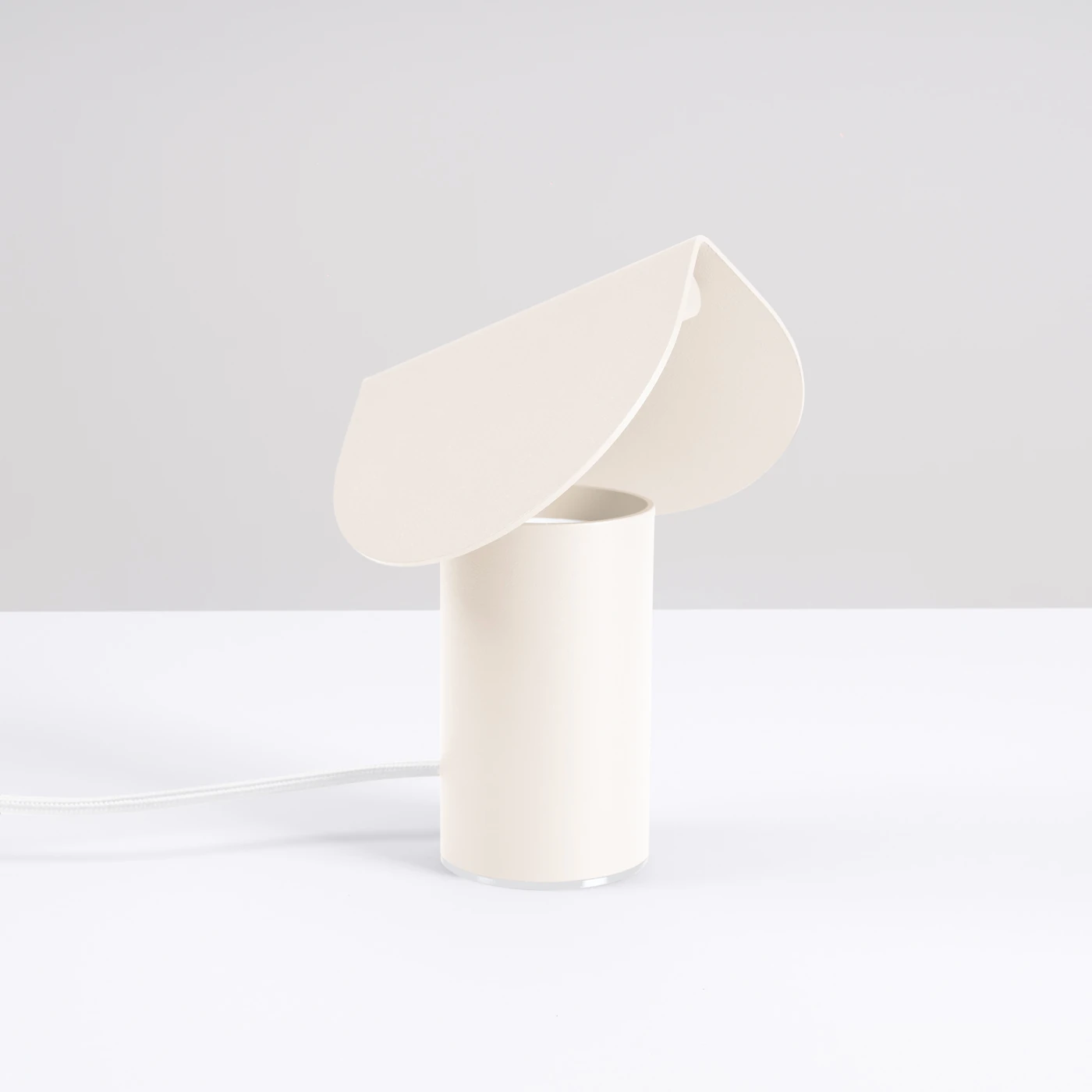 Table lamp 6.3W – cylindrical, beige, tilted shade