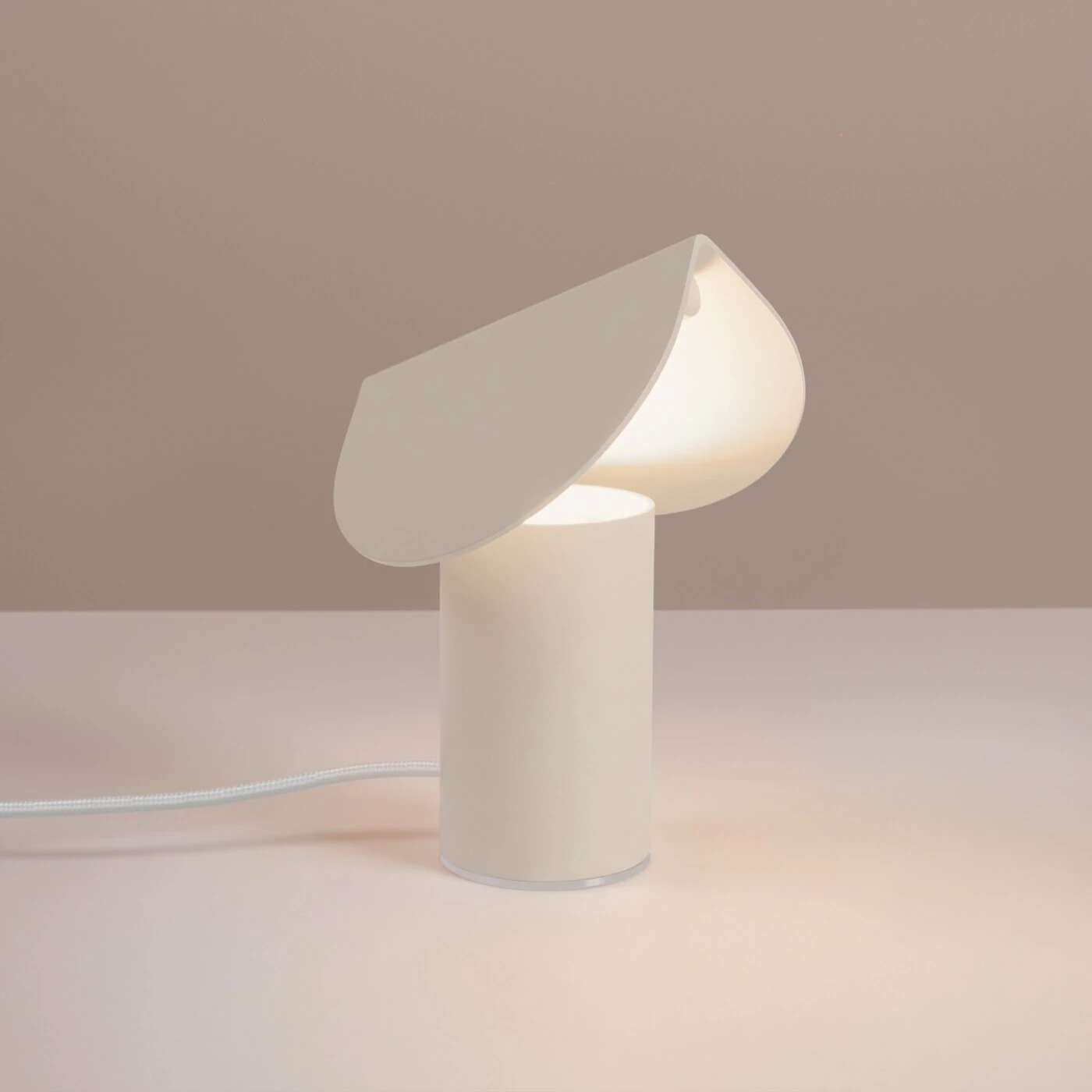 Table lamp 6.3W – cylindrical, beige, tilted shade