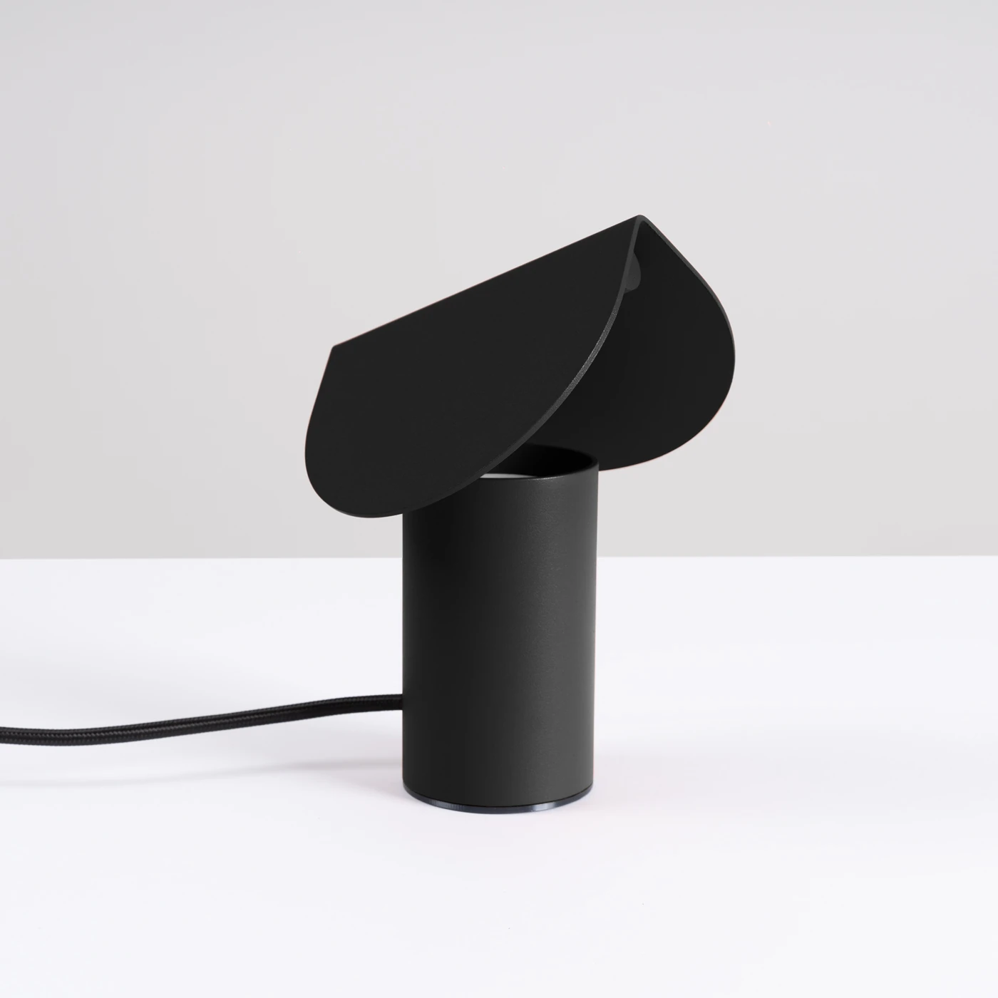 LED table lamp 6.3W – round form, black, warm light