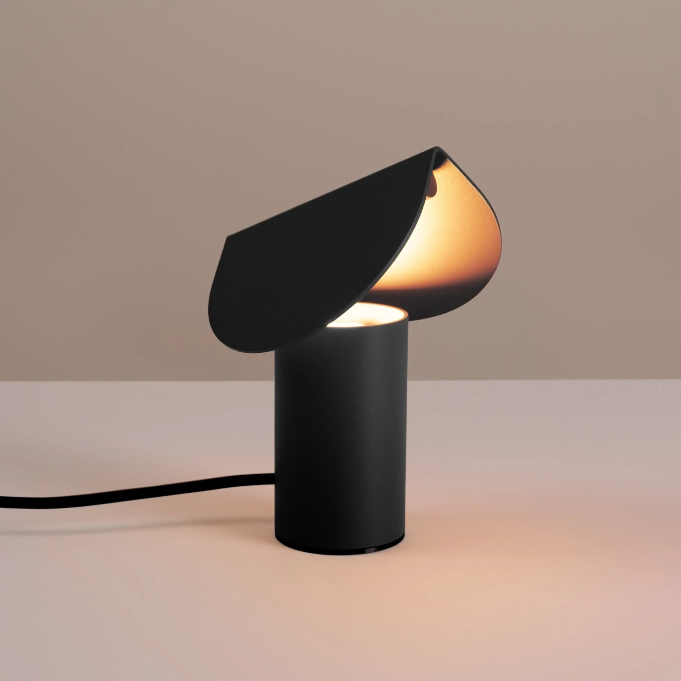 LED table lamp 6.3W – round form, black, warm light