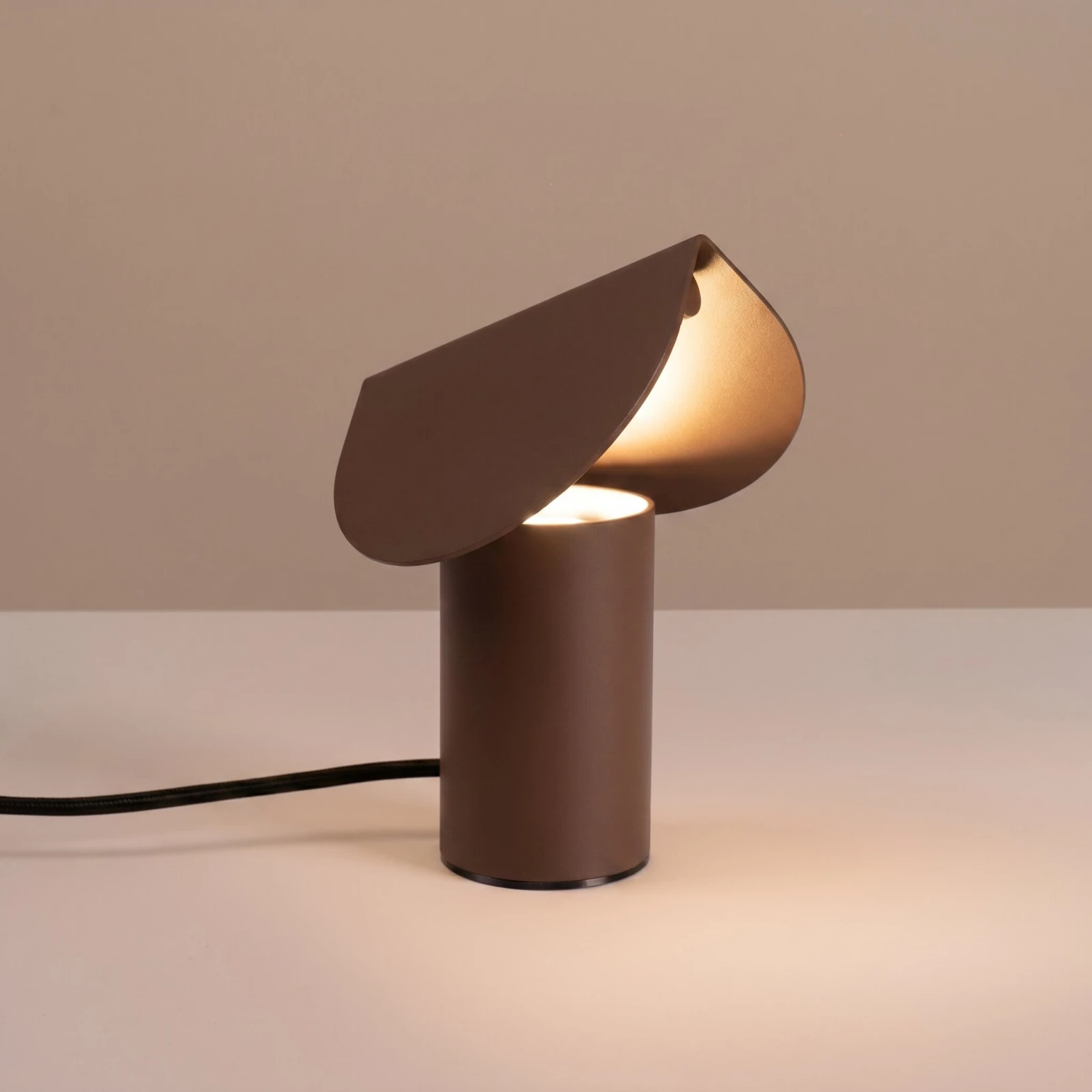 Stalinis šviestuvas 6,3W – cilindrinis, rudas, šiltos LED šviesos