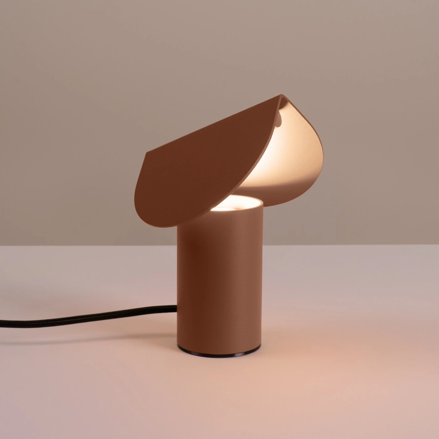 Table lamp 6.3W – cylindrical shade, mocha, warm LED light